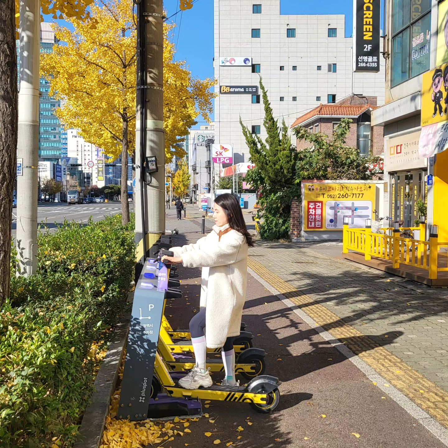#광고
드뎌 울산에도 플러스팟이 상륙했어요~~

최근 길거리에서 보면 킥보드를 쉽게 볼수있죠~
자동차, 자전거도 정해진 주차장이 있듯이
킥보드도 정해진 주차장이 있답니다^^

길에 세워진 킥보드를 가까운 스테이션에 주차하는 주워심기와
킥보드를 대여해서 사용 후 스테이션에 주차하는 빌려타기를 하면
룰렛을 통해 최대 3,000P까지 주는 앱테크 앱 플러스팟을 소개할게요!

저는 앱에서 ‘줍줍’ 표시가 뜨는 주변 킥보드를 끌어다가 
스테이션에 주차하는 주워심기를 이용해봤어요!

걷기 운동도 하고 포인트도 받고 1석2조!!
모아둔 포인트로 쿠폰교환까지 가능하니
완전 앱테크로 강추! 강추!!

현재 주워심기는 세종, 수원 울산, 용인 지역에서만 이용 가능하지만
서비스 지역이 점점 늘어나고 있어서
금방 전국적으로 주워심기를 즐길 수 있을 것 같아요~

동네 구경하고 걸으면서 포인트 받는
간편한 앱테크 앱 플러스팟!
강추해요~

#플러스팟 #울산 #전동킥보드 #킥보드 #앱테크 #앱추천