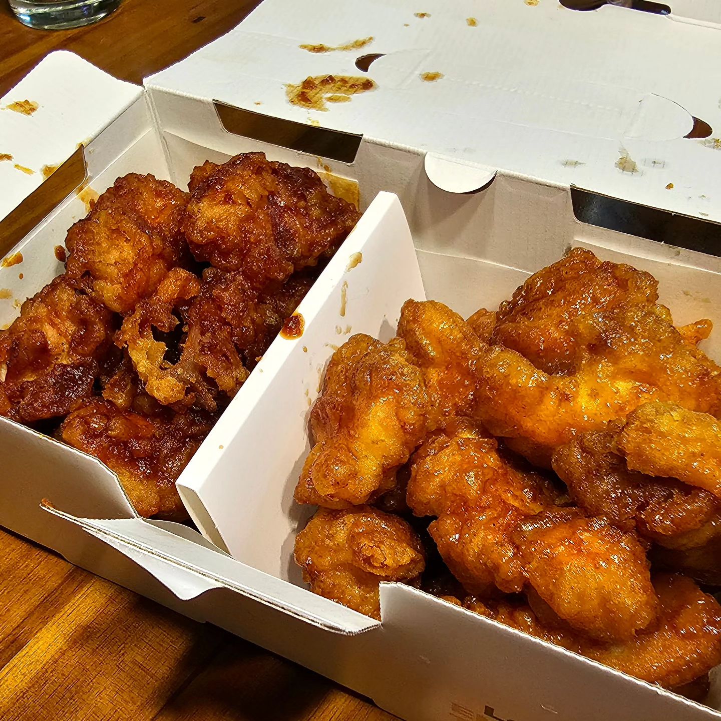 #요기요 #교촌치킨 
.
교촌치킨 배달지역이 아니라서? 암튼 교촌치킨은 안먹었었는데
오빠찬스로 픽업 주문해놓고 찾아옴~

#레허반반순살 인데 허니가 기본인거 같고 #달짠달짠 이라
레드도 반반으로 주문

보통은 콤보를 많이 시키는것 같더라구용~
하지만 나는 늘 순살이지ㅋㅋ

약간 꿔바로우 느낌의 바삭한 식감이 맛있었음!!

늘 #bhc치킨 을 시켰는데 이젠 교촌으로 갈아탈듯ㅋㅋ

레허반반만으로는 아쉬움감이 있으니 사이드 함께 시키면 좋을듯

#치킨스타그램 #치킨은진리 #불금 #치킨엔맥주 #직장인스타그램 
#치킨먹방 #먹스타그램 #외식스타그램 #먹팔맞팔