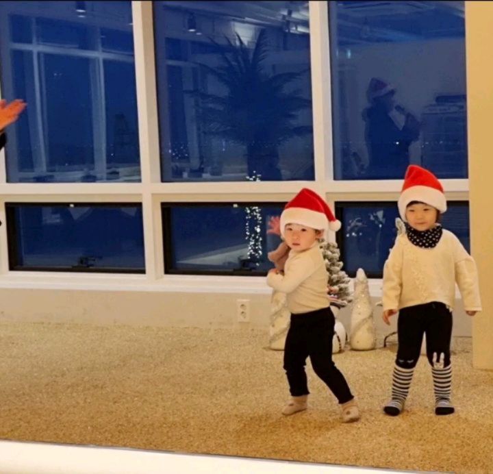 #떠아의일기 #27개월 #첫 #발표회 

1. 쌔싹반 "빠빠빠" 공연 씹어 먹으심ㅋㅋㅋㅋㅋㅋㅋㅋㅋ
(아무것도 안하고 서 있을 줄 알았는데, 예상과 다르게 너무 잘함)

2. 무대 시작 전 마이크 잡고"곰세마리" 노래 한곡 뽑으심ㅋㅋㅋㅋㅋㅋ

3. 언니,오빠반 앙코르 공연에서 무대 난입하고 춤추심.. #할많하않

4. 산타 할아버지 행사.. 무서워서 펑펑 울 줄 알았는데.. 전혀...

5. 적극적인 너의 모습... 낯설어...

작년이랑, 너무 다른 떠아의 모습에 엄빠 진짜 깜짝 놀란 하루.
이렇게 또 많이 컸다는걸 느낌.

그리고 정서아는 무대 체질(#관종) 이였다는 고야.....👉🏻👈🏻