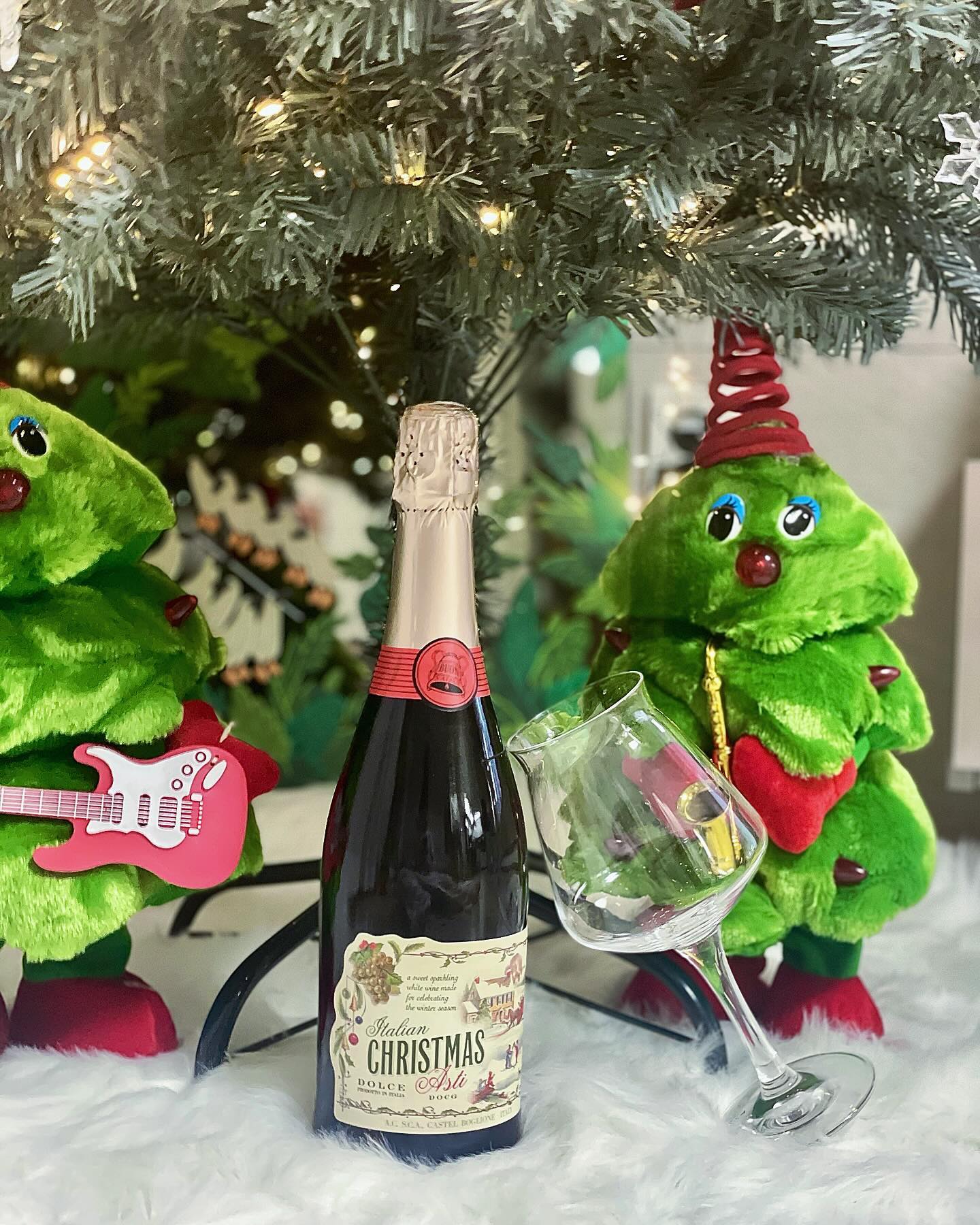 #협찬
크리스마스 홈파티에 실패없는 와인추천🥂
달달한 스파클링 모스카토를 좋아하신다면
부티노 크리스마스 아스티🎄추천드려요!

병 패키지부터 크리스마스 느낌가득🤍
부티노는 영국의 전문 와인기업으로
세계 곳곳의 고품질 와인산지로부터 포도를 조달하고
소비자의 니즈에 맞는 제품을 생산하고 있다고 해요!

시트러스 계열의 달콤함과 청량감이 만나 디저트, 파스타,
샐러드 등과도 너무 잘 어울리는 맛이었던😌
다가오는 크리스마스에 와인 찾으신다면,
크리스마스 아스티 추천드릴게요🥂

naracellar 

 #크리스마스와인추천 #크리스마스와인 #크리스마스아스티 #ChirstmasAsti #홈파티와인 #홈파티와인추천 #모스카토와인 #모스카토다스티 #모스카토다스티추천 #가성비와인 #가성비와인추천