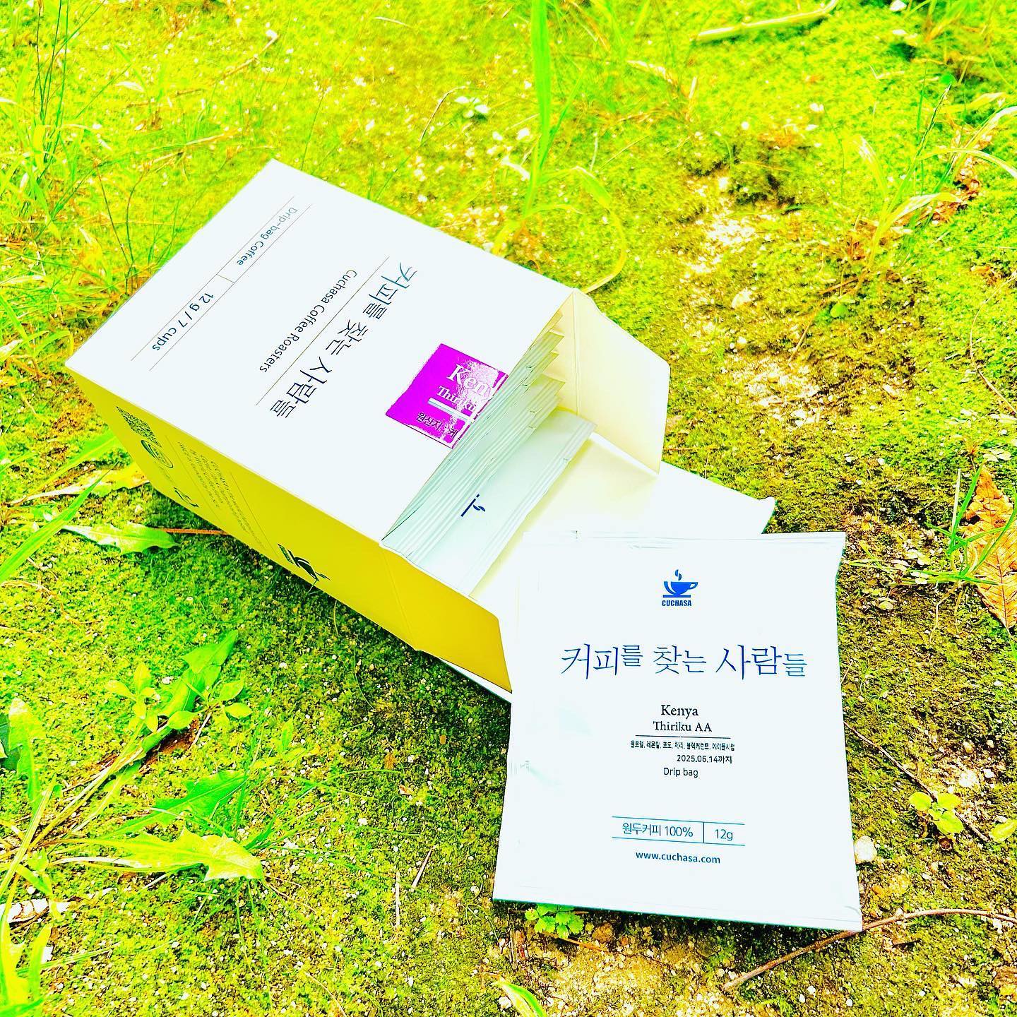 #광고 #협찬
커피를 찾는 사람들 드립백 (cuchasa)
구매링크 : https://link.coupang.com/a/4wFdu

현대인들의 필수품 바로 커피라고 생각하는데요!☕️
아침은 못 챙겨먹어도 커피는 매일 타서 출근하는 저는 이번에 좋은 체험을 통해 커피를 찾는 사람들의 스페셜티로 만든 드립커피의 종류 케냐 띠리쿠, 콰테말라산안토니오 차기테 핑크버번, 에티오피아 고라코네  3종을 체험해 보았습니다!❣️
저는 사실 드립 커피보다는 내려 먹는 캡슐 커피를 선호했었는데요!😆
커피를 찾는 사람들 드립백을 마셔보니 아 드립커피를 선호하시는 분들은 왜 선호하시는 줄 알겠더라고요! 👍🏻
출근하기 전 씻기 전에 컵에 걸치고 뜨거운 물만 부워 놓고 출근할 때 마셨는데 너무 간편하고 맛있더라고요! 👍🏻
특히 식었을 때에도 여전히 고소하고 진한 맛과 풍미를 가지고 있어서 감탄했습니다! 원두별로 설명 디자인도 예쁘고 깔끔해서 취향별로 골라먹기도 좋았습니다! 꼭 드셔보세요!❣️
.
.
#드립백커피 #스페셜티 #티백커피