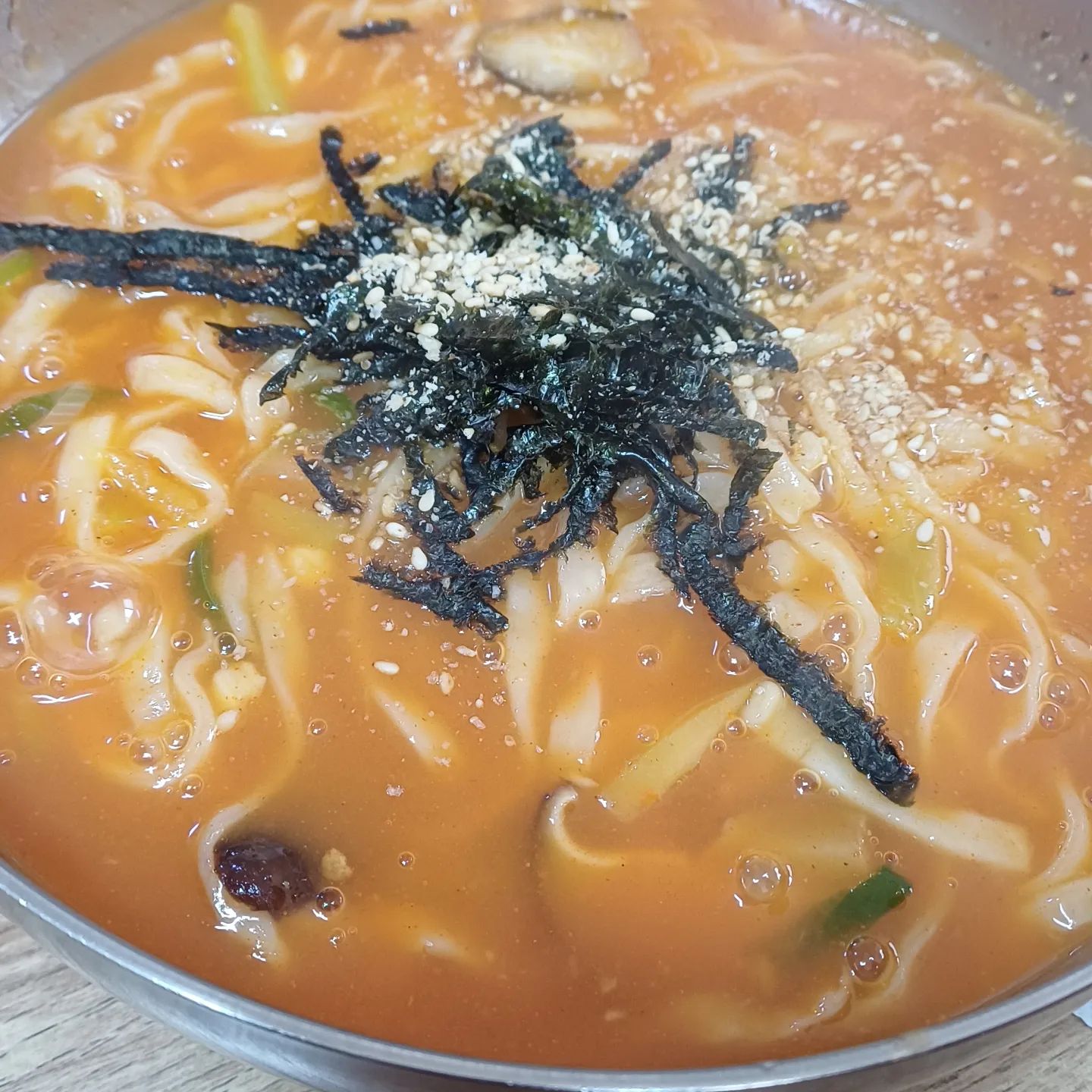 #잘먹고잘사는라임씨 #내돈내산

🧡 쌀쌀한 날씨엔 뜨끈한 #장칼국수 와 #감자옹심이 

🧡 주차는 식당 바로 옆에 하면 되고(무료), 주민센터 맞은편 쪽에도 유료 주차장이 있어 반액정도 지원해줌. 

🧡 순옹심이(10000원)는 설겅설겅하고 국물은 걸쭉했다.

🧡 장칼국수(8000)는 은은하게 칼칼했다.

🧡 나이 지긋한 동네 분들이 많이 찾는 듯 했다.

📍강원도 강릉시 임영로164번길 4
 장수촌 칼국수 감자옹심이

#냠냠박사 #쩝쩝박사 #먹팔해요 #먹팔  #먹팔맞팔 #먹팔환영