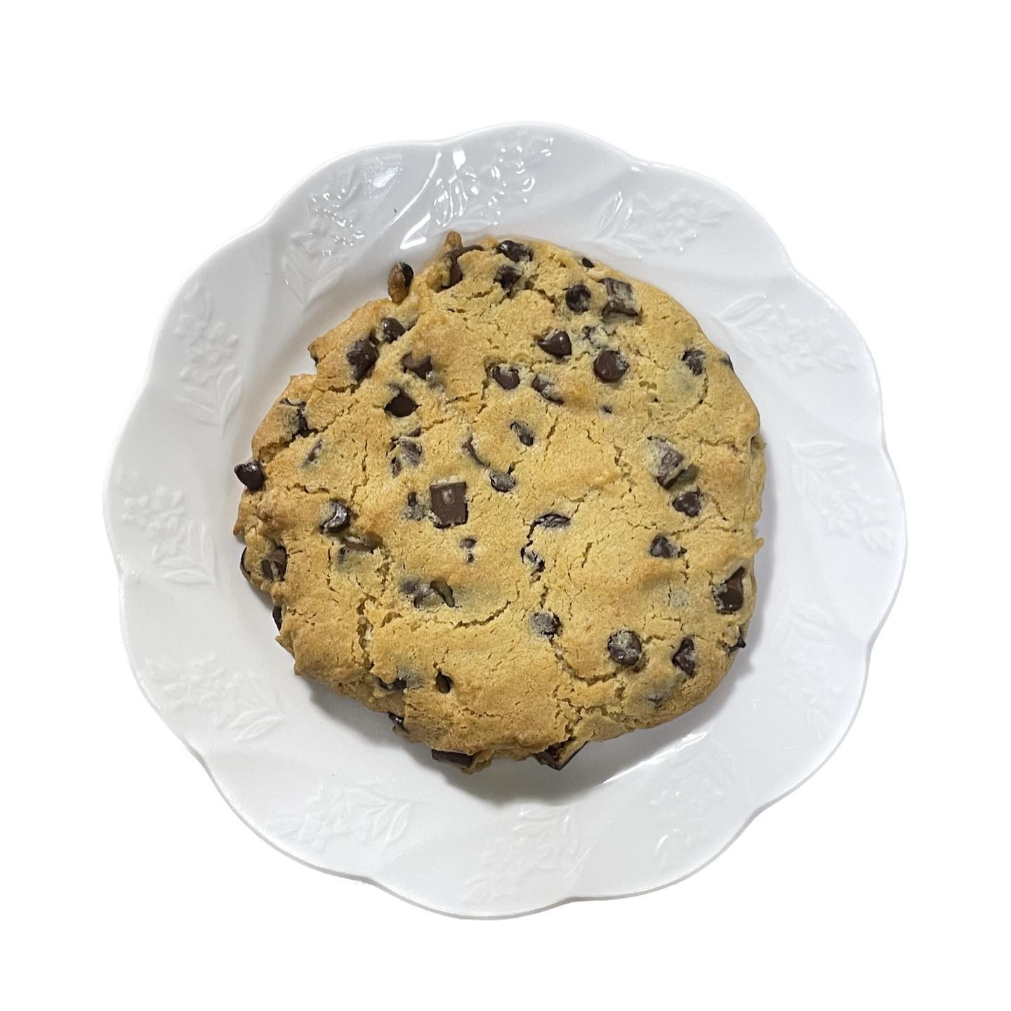 #chocochipcookies 
오늘의 베이킹기록 #초코칩쿠키 
어제 달달구리 쿠키향기가 맡고싶어서 초코쿠키를 오랜만에 구워봤어요 오랜만에 푹 퍼져서 넓적한 느낌으로 😚 칙촉 그 잡채,, 당도를 높게 잡았더니 당 충전 빡 - 🍪 비오는 주말 괜히 늘어지는 것 같아요 ㅠㅠ 다들 달달구리에 커피한잔 하면서 행복한 주말 보내시길 바라요..🤍
.
.
.
#수댕_베이킹 #クッキー
