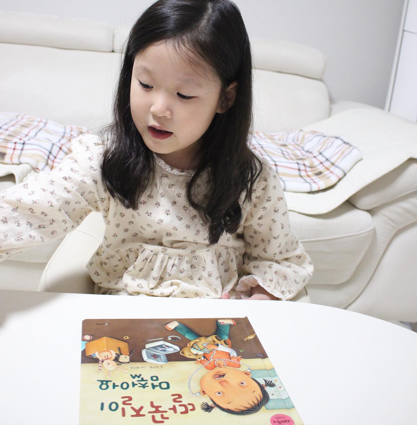 #도서제공
#재미둥이인성동화
-
56권으로 구성된
유아 전집 재미둥이 인성동화
우리아이 첫 사회생활,
유치원 가기전에 챙겨보면 더욱 좋은 인성그림책
배려하고 사랑해요 17권
마음이 자라요 18권
규칙을 지켜요 9권
이웃과 함께해요 12권
네가지 영역,
총 56권으로 구성된 #유아전집
-
유아의 눈높이에 맞춘
다양한 생활속 주제를 담은 이야기
-
이번 이야기는 '딸꾹질이 멈췄어요'
딸꾹~ 의성어가 반복되고
쉽고 간단한 내용과
글밥이 많지 않아서
3~4세 유아들에게 읽어주기에도 괜찮은 #유아책
-
세이펜 호환으로
아이 혼자서도 재미있게 볼수 있어서 더욱 만족
-
#육아맘#육아소통해요
#맘스타그램
#책육아