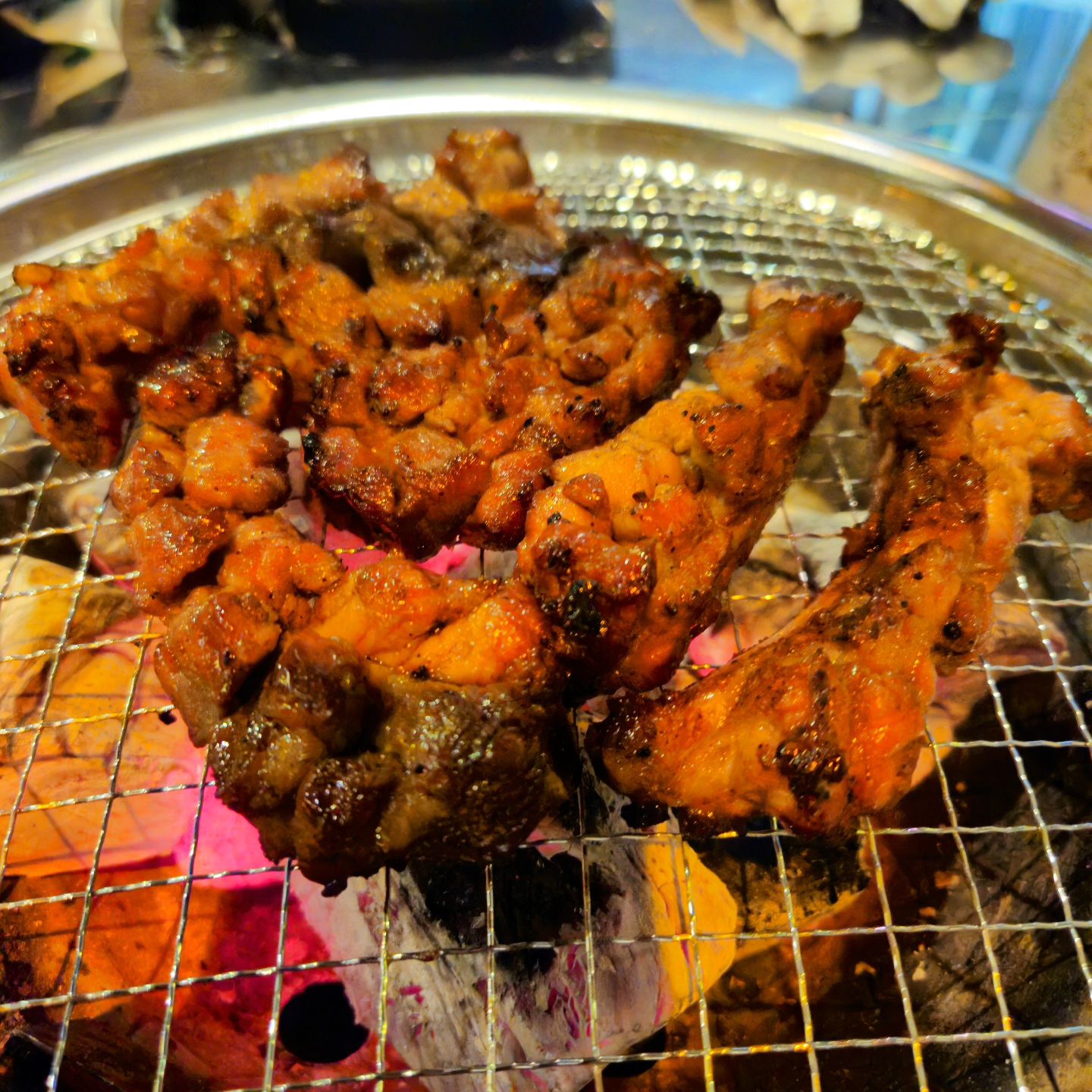 #록갈비 #신도림맛집
오랜만에 친구를 만나서 쪽갈비를 먹었습니다.

초벌구이도 되서 나와서 깔끔하니 맛있었습니다. 

가게가 시끌벅적하여 조용히 식사 하긴 어렵지만
술자리 분위기에 맞는 것 같습니다

#서울맛집 #쪽갈비