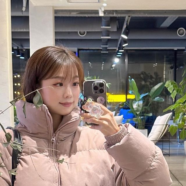 지이🤍 on Instagram: "#광고 @1rony9orno_official POLY 100% 아이러니포르노의 루즈핏 실루엣의 숏패딩 입니다. 밑단 스트링으로 조절 가능하며 투웨이 지퍼를 사용하여 다양한 스타일링 연출 가능한