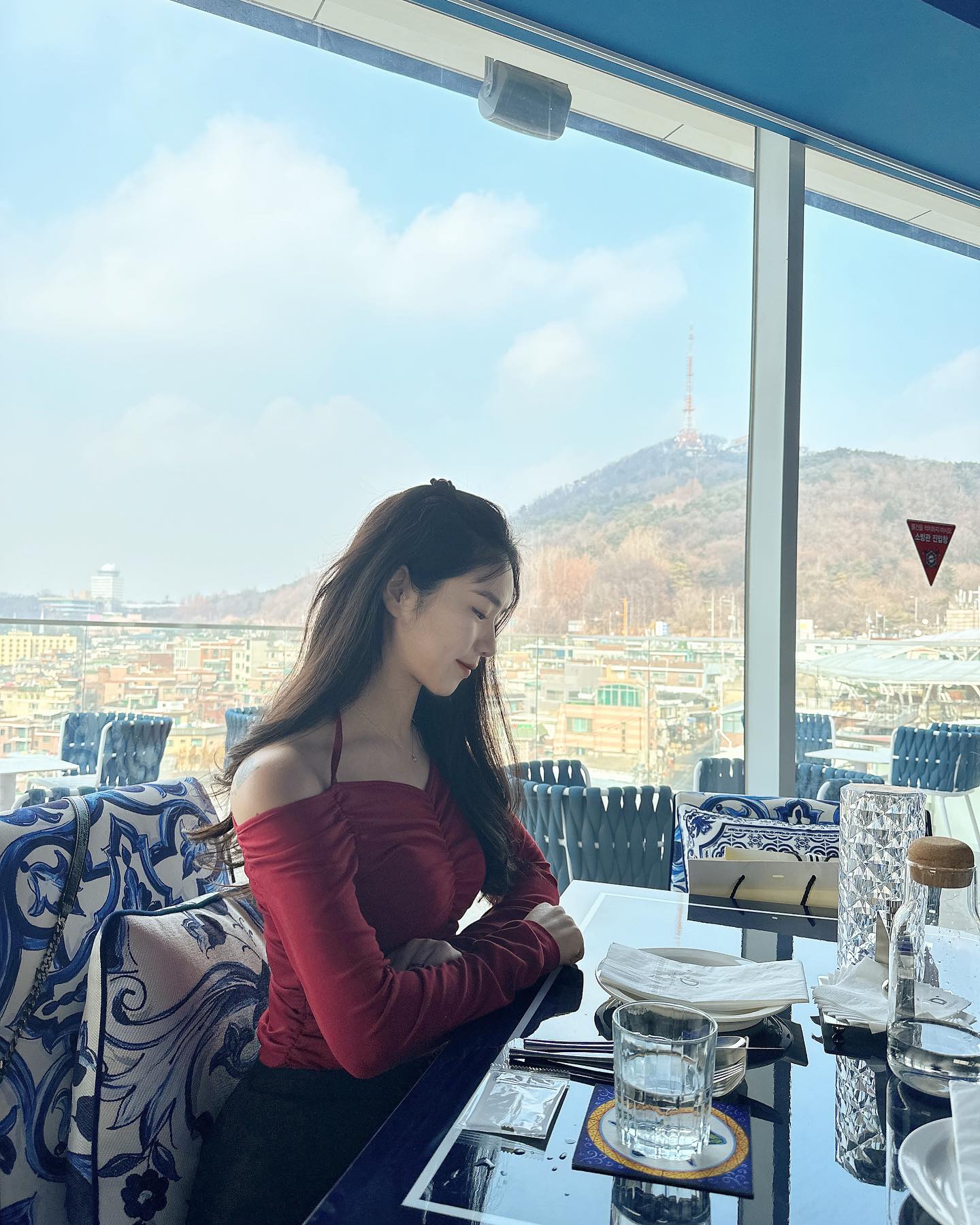 #협찬 #레스파라 #RESPARA 
.
촉촉하고 은은하게 흐르는 윤광피부 완성!
‘트리플베리 파운데이션 쿠션’ 💜

bboooo_s  가 너는 피부가 왜이렇게 푸석푸석해... 라고 해서 상처받았지만! 요 제품 쓰고 나도 촉촉함을 타고난 듯 은은한 광채를 뿜어내는 피부로 다시 태어났다구!! 이제 너의 피부보다 빛날 것이다 이것아!

빈틈없이 밀착되어 하루종일 지속되니 수정 메이크업도 필요없고, 개기름이 아닌 은은하게 빛나는 광채로 타고난 윤광피부 인척 ><

#촉촉쿠션#에센스파운데이션#파운데이션쿠션#광채쿠션