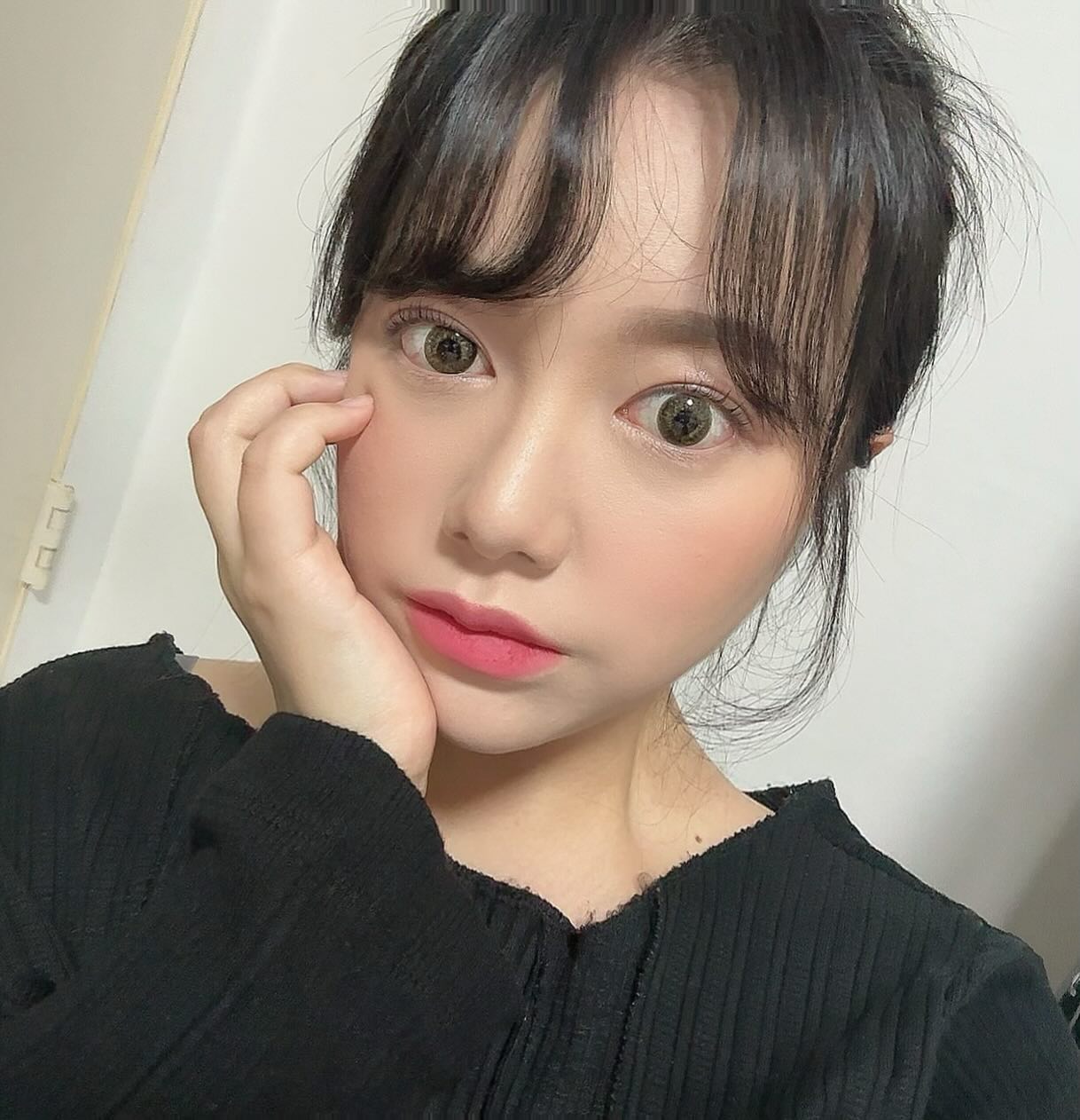 #협찬 
⚡️블랙테라피펌⚡️
속눈썹펌에 고농축 영양성분의 단백질과 케라틴으로 손상없이 탄력감있는 속눈썹컬링에 마스카라한듯 또렷한 눈매연출에 탁월한 스페셜케어 펌🫶🏻

⚡️속눈썹펌 한지 2주지난후기⚡️
눈화장할 필요도 없어서 화장시간 단축도 되고,
오랜만에 받은 속눈썹펌인데 받는동안 시간가는줄 
모르고 후다닥 끝나버려서 깜짝 놀라버렸슴둥...
2주째 속눈썹에 마스카라 한번 칠한적 없습니다!!
진짜 최고금손 원장님 덕분에 햄보케요..❤️‍🔥

⚡️2in1 속눈썹영양제⚡️
투명과 블랙에센스로 컬링 유지력에도 좋으며 속눈썹건강에도 매우 좋습니다.
(마스카라 없이 에센스만 바르고 화장끝👍🏻)

디테일한 상품 설명과 속눈썹 문의는 lilium.bt_official ❤️