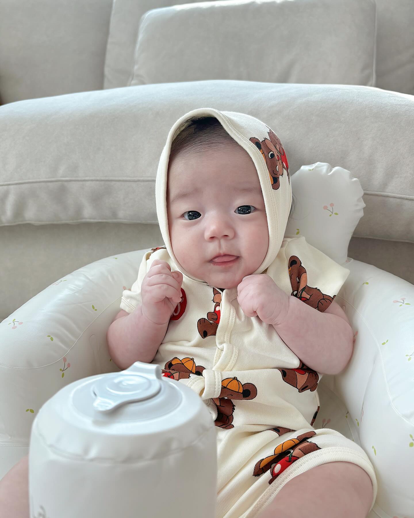𝐇𝐰𝐚𝐧 ෆ 𝐒𝐞𝐨𝐥 ꪔ̤̫ 

턱받이를 보넷으로 써봤는데 똑딱이 단추 터질뻔 해쨔나~ ꪔ̤̫ ෆ 

🏷️ bebedepino