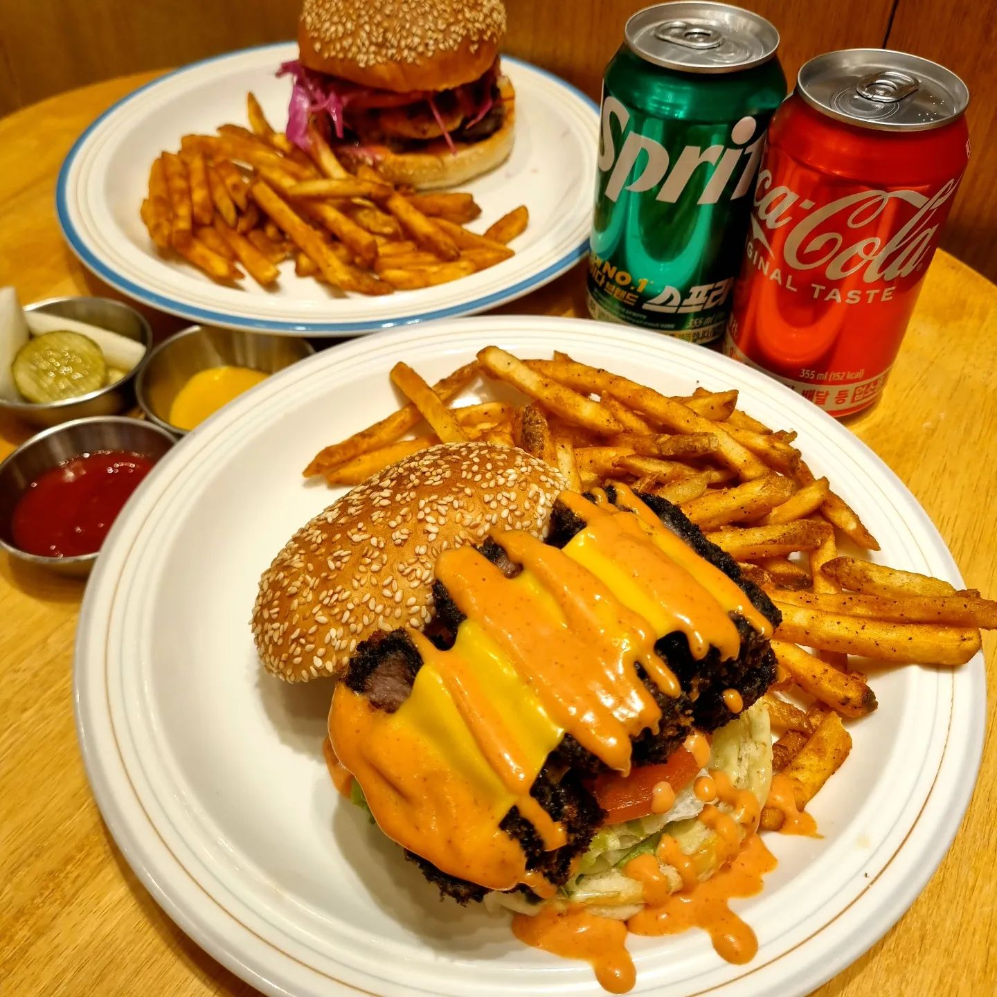 #협찬 #리얼버거 #동명동수제버거 

동명동 프리미엄 수제버거🍔 맛집❣️
<리얼버거>에 다녀왔어요👩🏻‍❤️‍👨🏻 

따뜻하고 편안한 느낌의 우드톤 인테리어에 내부도 깔끔하고 쾌적했는데요✨️ 물티슈, 피클, 감튀 소스를 편하게 가져갈 수 있는 셀프바가 따로 있어서 좋았어요🤗 

저희는 인기 메뉴인 [BLACK 규카츠 세트]와 신메뉴인 [그릴드 쉬림프 세트]를 주문했어용🙆🏻‍♀️ 이 외에도 치즈밤, 로제 세트, 에그 세트 등 색다르고 다양한 버거들이 많더라구요🙌🏻 

비쥬얼부터 화려한 [BLACK 규카츠 버거]는🍔 신선한 규카츠를 튀긴 후 그릴에 살짝 구워서 완전 겉바속촉의 정석이었어요🥹💓 알싸한 수제 와사마요소스도 맛있고 토마토와 양상추는 아삭하고 신선해서 좋더라구요👏🏻 감튀도🍟 완전 바삭하고 짭조름해서 넘 맛있었어요😋

[그릴드 쉬림프 버거]는🍔 감칠맛 좋은 새우가🍤 완전 통통하고 탱글해서 식감도 좋고👍🏻 육즙 가득한 부드러운 소고기 패티는 엄청 고소하고 짭조름해서 넘 맛있었어요😋 100% 수제 소고기 패티를 주문 즉시 그릴에 구워서 풍미가 살아있더라구요🙊💕 새콤하고 아삭한 채썬 양배추는 느끼함을 잡아줘서 버거랑 잘 어울렸어요👏🏻 

소스부터 패티까지 100% 수제에🙌🏻 바쁘신 와중에도 사장님과 직원분이 완전 친절셨던🥰 동명동 <리얼버거>❕️동명동 수제버거🍔 맛집 찾으실 때 완전 추천드려요🤗❣️❣️ 

🏠 주 소 : 광주 동구 동명동 135-5
🕒 일 휴무 / 월~금 11:30~20:30(L.O 20:00) / 토 11:30~18:30(L.O 18:00) 

#동명동맛집 #광주수제버거 #광주맛집 #동명동데이트 #동명동 #광주수제버거맛집 #광주맛집추천 #동명동맛집추천 #동리단길 #동명동핫플 #광주데이트 #광주 #수제버거 #수제버거맛집 #맛스타그램 #먹팔 #먹팔해요 #먹팔맞팔 #먹팔환영 #먹스타맞팔 #먹스타소통