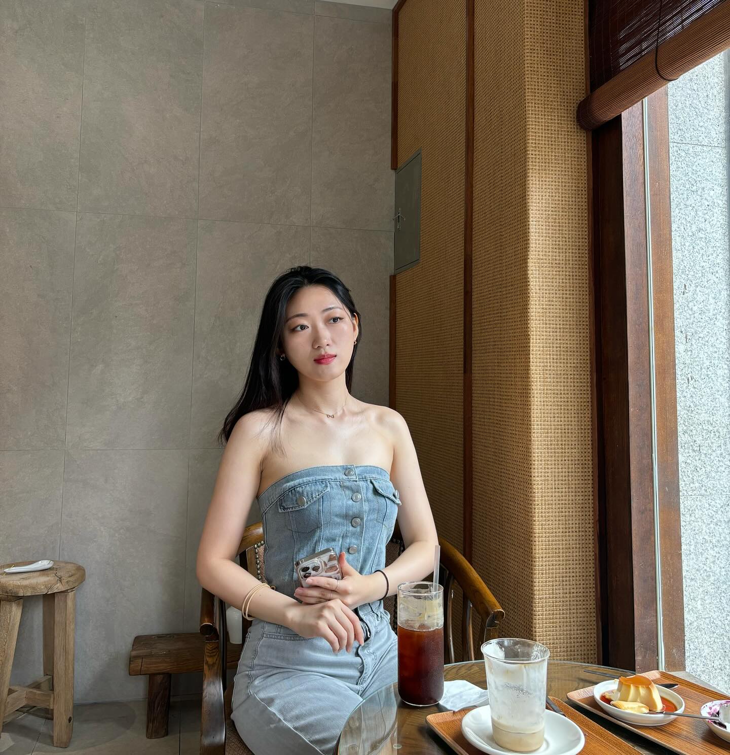 워터밤 가기 전
작당모의 하러 간 카페 ‘시로’

일본 골목에 있을법한 느낌의
아늑한 매장이라
마음이 편안해지더라구요☺️

저희는 커스타드 기본 푸딩 하나,
우유를 기본으로한 푸딩 위에 
상큼하고 너무 달지 않은 과일 퓨레를
올린 판나코타 하나

딱딱하거나 인위적인 향의 푸딩이 아닌
입 안에 넣자마자 사르르 녹는 계속
들어가는 푸딩들ㅠ 1인 1푸딩 필수!!

음료는
Signature menu인 밤라떼,
아이스아메리카노 주문!

제가 디저트류 중에서도
푸딩을 너무 좋아하는 편이라
동네에 이런 곳 생겼으면 좋겠다!
싶었는데 제 맘 어찌알고 여기 딱🩵

예쁜사진도 건지고 행복합니다🥰
다음에 또 방문할께요! s_hiro_pudding 
언니 예쁜사진 고마오 so0__ee 
#협찬 #리뷰노트 #작당모의 #예쁜카페