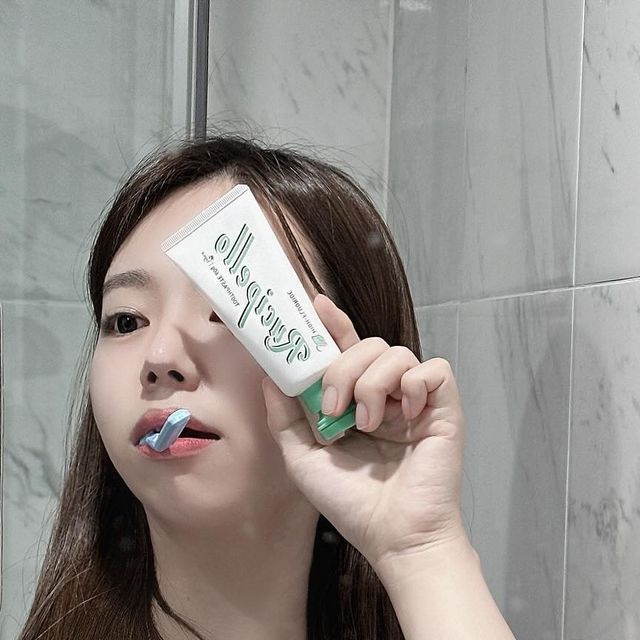 지연 on Instagram: "#광고 #어린이불소치약 그 유명한 루치펠로 치약 제가 한 번 사용해봤는데요!! 맛있는 치약 너모 오랜만이쟈나..🫶🏻💗 향기가 달달한데 맛도 달달해서 양치하는게