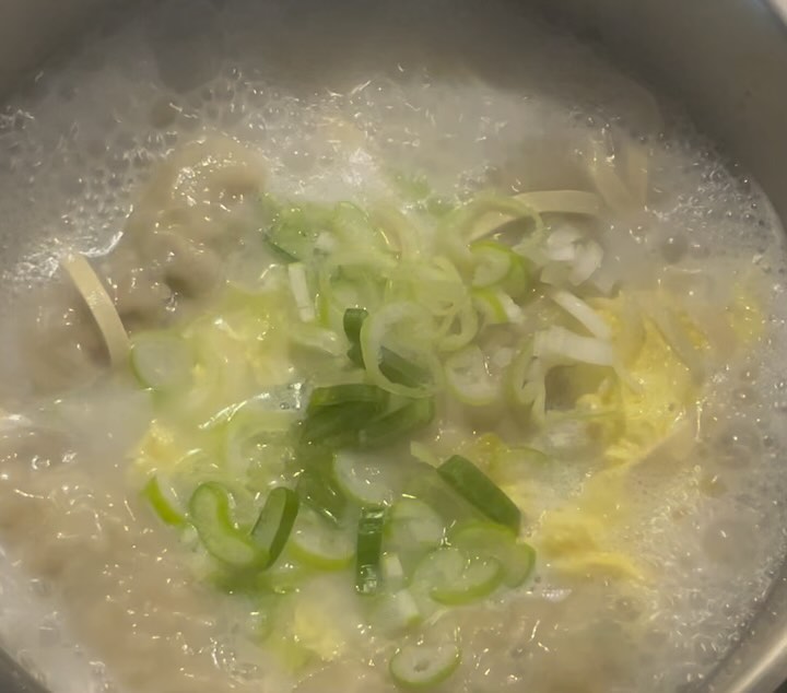 #광고 

비도 오고 뜨끈한 국물이 생각나서 집에 있는 두부면, 떡국떡이랑 만두 넣고 당신의부엌 한우사골 농축액으로 간편하게 요리해 보았어요.

1인분씩 소포장으로 가정에서 뿐만 아니라 야외에서도 간편하게 즐길 수 있어요.

깊고 진한 맛이 좋아서 다양한 국물요리의 육수로 활용하면 딱이에요.

#한우사골곰탕 #한우사골농축액 #아기곰탕 #간편요리스틱 #아침식사 #해외여행필수품 #떡만두국 #떡국 #국물요리육수