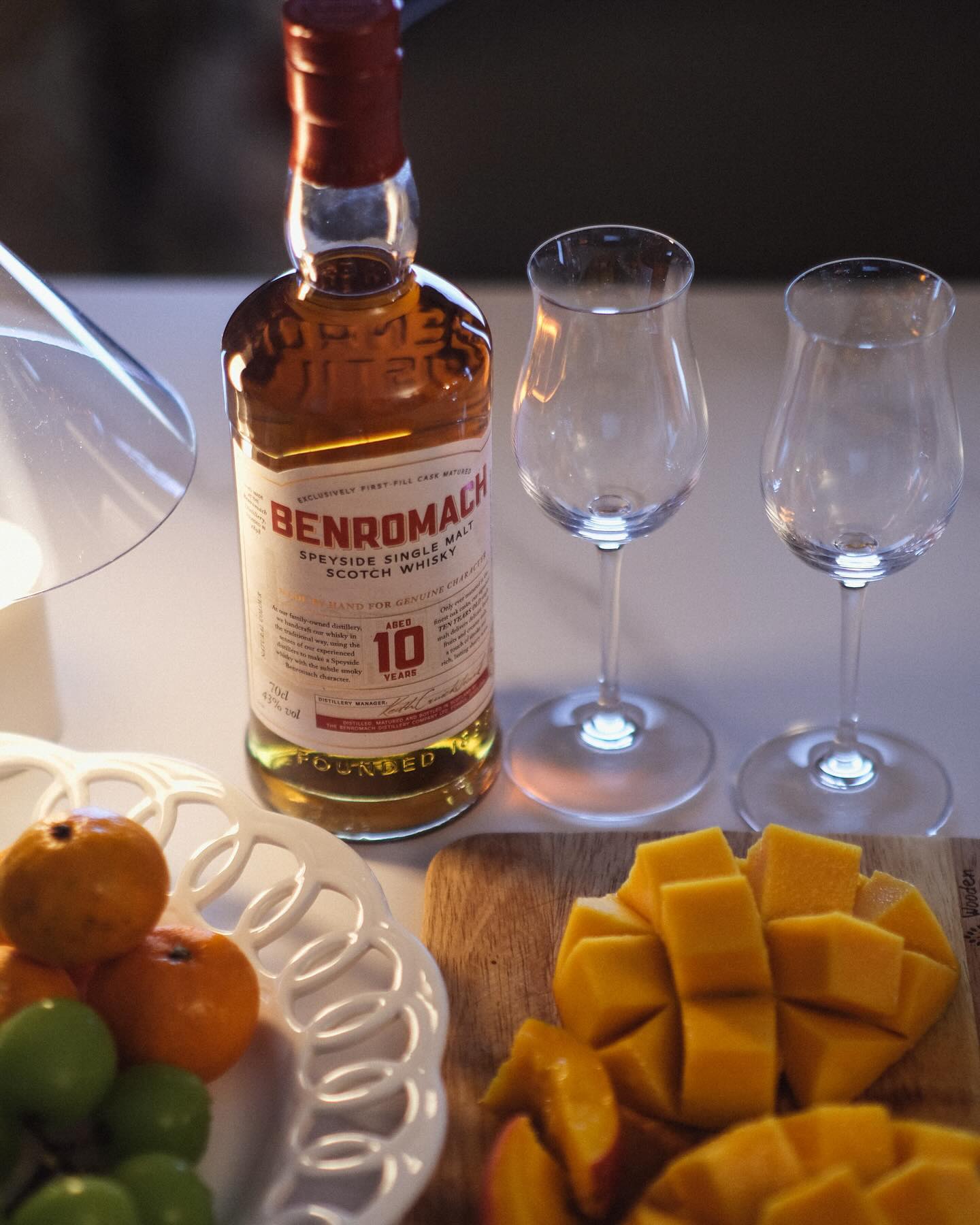 #benromach  새해 첫 날은 벤로막10을 오픈해 마셨습니다🥃

은은한 약피트에 시트러스한 과일향, 꿀, 바닐라의 달달함
가성비가 꽤 좋은 위스키 중 하나죠!

chamddabong 의 애플망고와 여러 과일들을 곁들여서 
한잔했는데, 아주 좋았습니다👍🏻

애플망고 너무 달고 맛있어요😍♥️
joinvite__ 감사합니다🙏🏻
⠀
#벤로막
#🥃
#위스키
#술스타그램
⠀⠀
⠀
-
benromach 
#benromachwhisky #benromach10 
#benromachdistillery #벤로막10 #벤로막10년
#whisky #whiskey #homebar #홈바
#whiskylover #whiskeylover
#ウイスキー
#ウイスキー愛好
#위스키바이블 #위스키그램 #follow #선팔 #맞팔