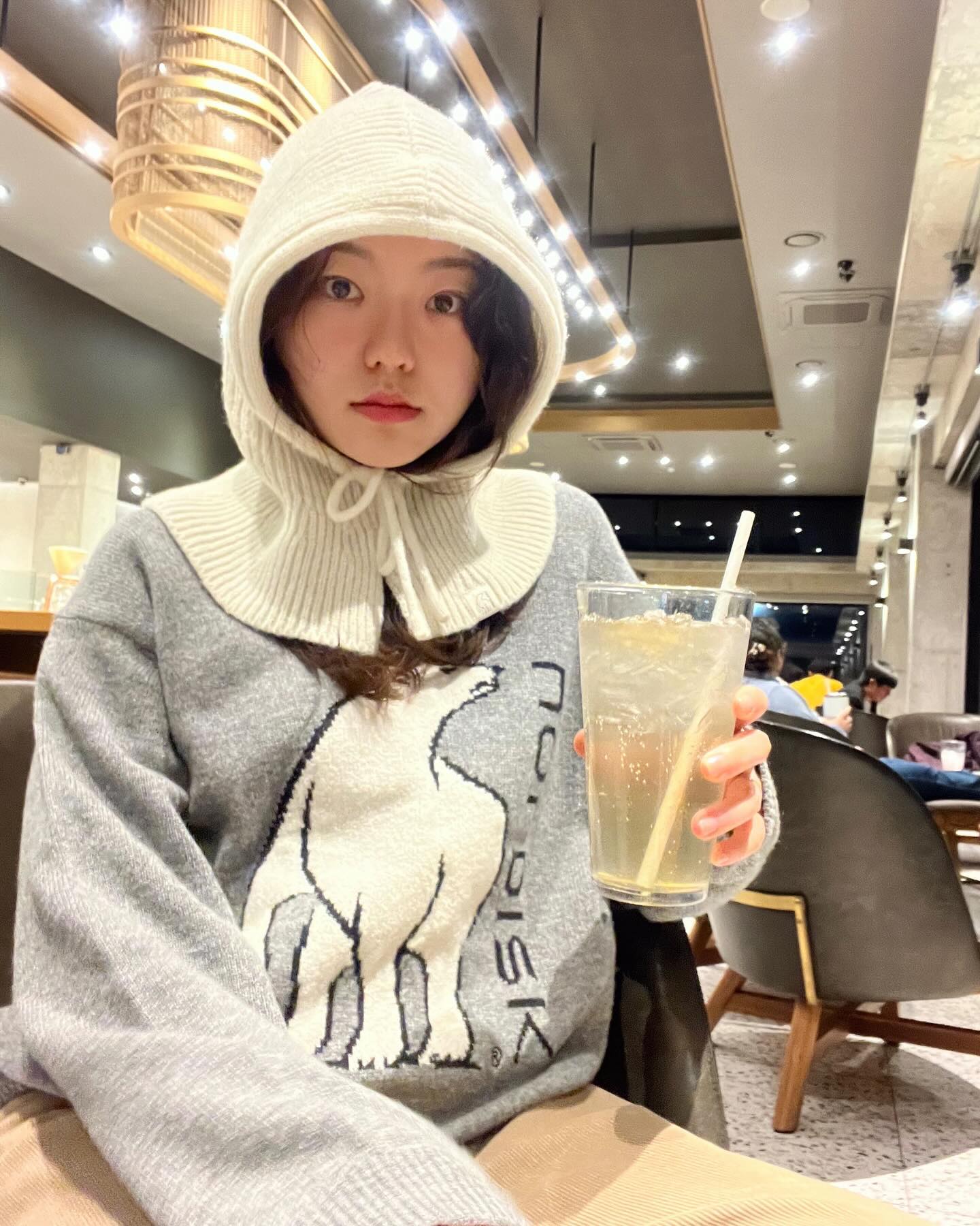 🕴️회사매거진에 실린 나 오똔뎅✨

#조용한관종 인증...👉👈
살짝 창피하긴한데 이때아님 언제해보겠어요😆
잼있는 경험이었ㄷr...❤️
.
.
.
#하이원스키장 여행기 사내공유ing⛷️
#하이원리조트 #하이원리조트맛집 #구봉산스타벅스 #구봉산전망대  #구봉산카페거리 #구봉산카페추천 #스키복추천 #스키복코디