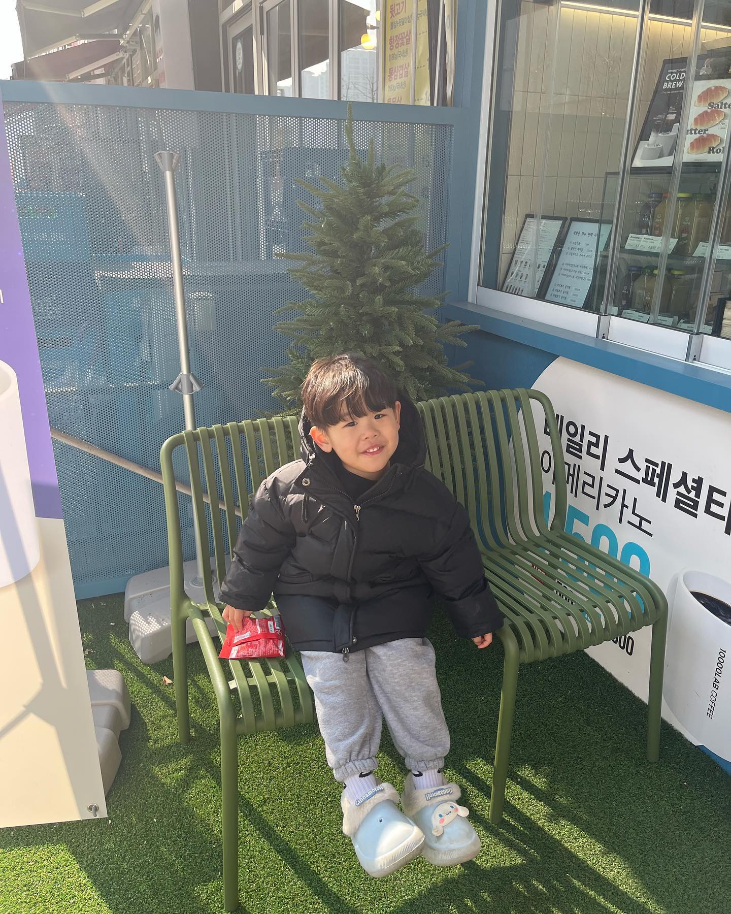 우리 리한이 4살 설날 = 첫영화관 듀근듀근 ❤️❤️❤️
엄마 내일 출근해서 멀리는 못가고 꽉차게 시간보내자 !!
리한 오늘 사진 잘받네 ?😊

#새해복많이받기