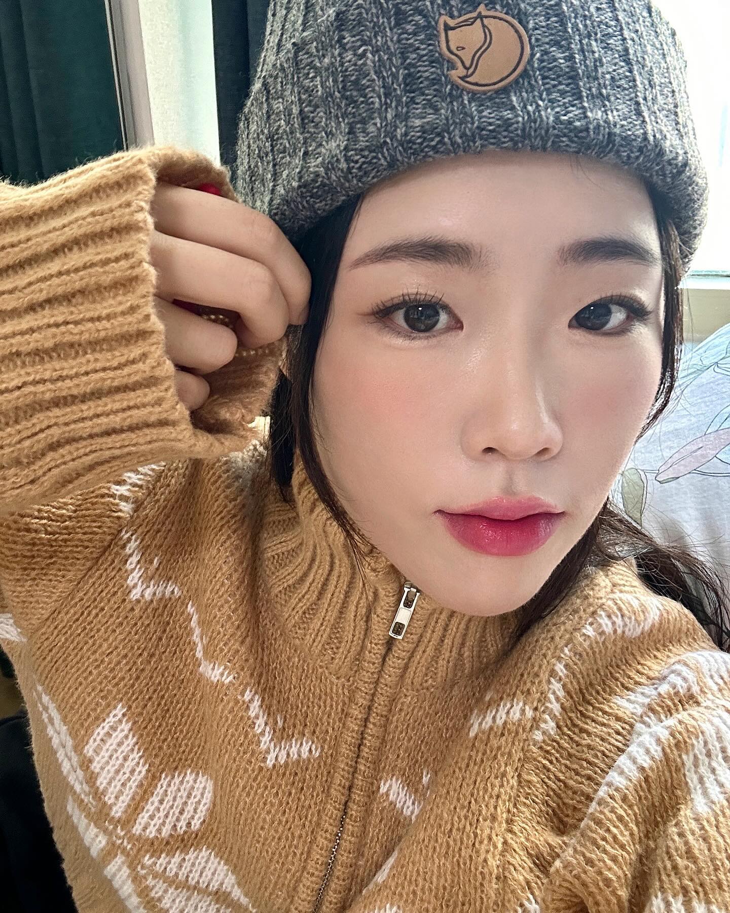 얼태기 심하게 온 요즘,,(◔_◔)
얼굴이 너무 일을 안하는 것 같아서 발라봤습니당,,
휴,,, 이제 쫌 살겠다,,🩷
💄peripera_official 잉크 더 에어리 벨벳 20 미모열일

#oliveyoung #peripera #올리브영 #셔터브리티 #글로우메이크업 #올영추천템 #얼태기 #립추천 #페리페라 #미모열일