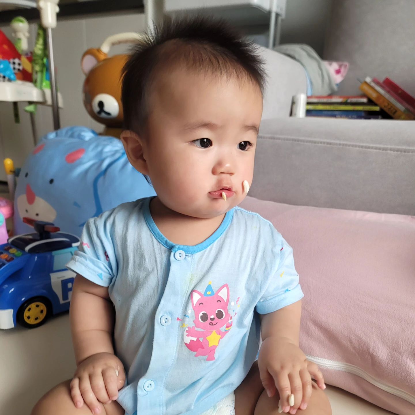 D+251일차 지훈이♡

튀밥계의 먹보 지훈!
와구와구 먹어야 맛있거든요~
(사실 저렇게 먹어야 몇개라도
입에 들어가는거 같아요 ㅋㅋㅋㅋ)
입에 묻은건 내일 먹으려고 남긴거예요!
친구 유준이랑 먹으니까 더맛있어요!! 
뒤에서 와구와구 먹는 지훈이앞에 
고급진 유준이 ㅋㅋㅋㅋ ㅋㅋㅋㅋ 
유준아 너의 먹방도 곧..기대할게!!!

졸릴때 그네타면 더졸려요~♡
떡실신템 그네!!!
영애언니 고맙습니다...
덕분에 낮에 꿀잠예약요 ㅎㅎㅎ

#흑토끼띠아기🐰🥕 #흑토끼띠맘🐰❤️ #귀여운아가❤️ #귀염둥이💕 #귕영웡❤️💙💚💛💜 #먹방꿈나무🐷 #와구와구냠냠 #튀밥먹방 #타요그네 #꿀잠그네인정