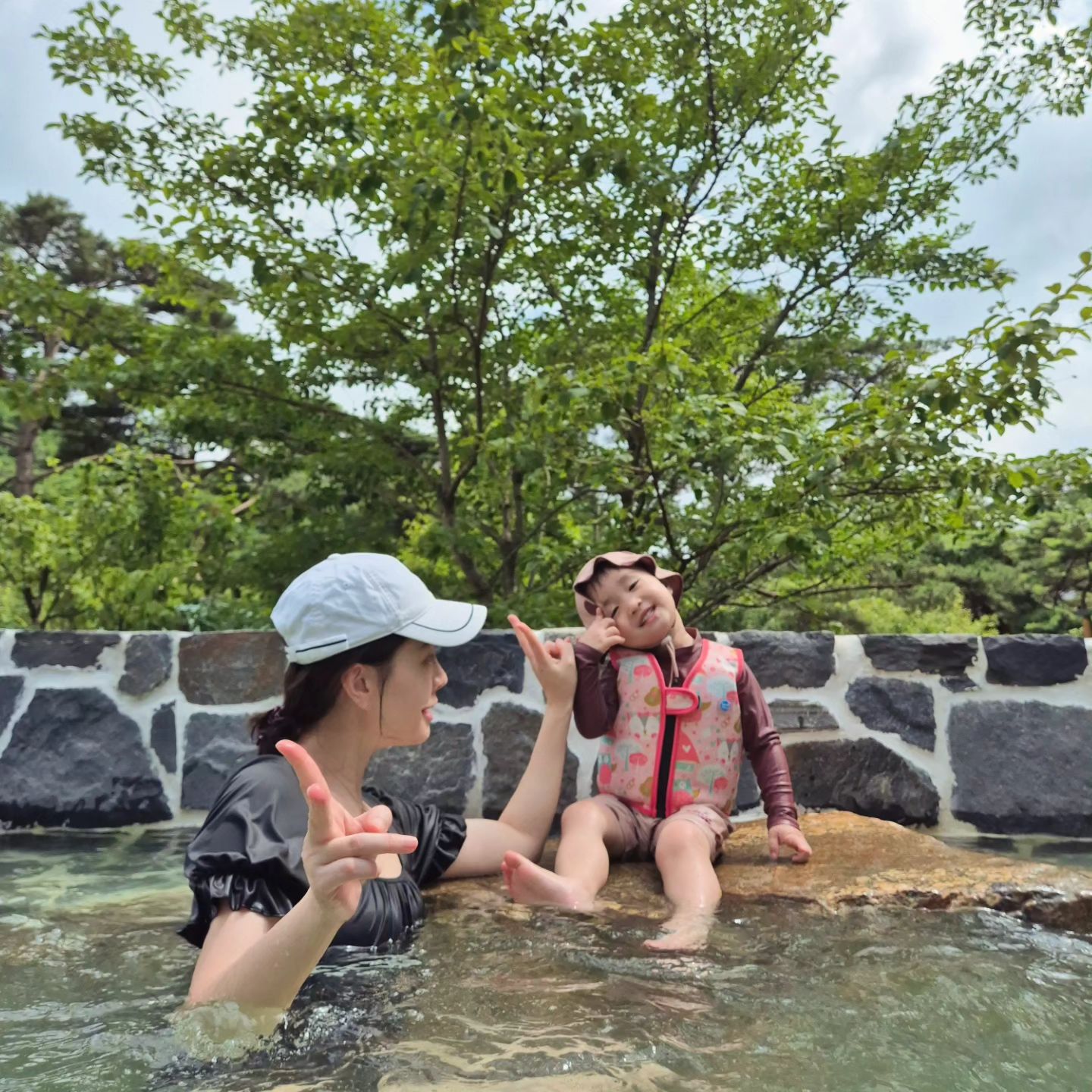 친정부모님 모시고 여행다운(?) 첫 1박2일💕

#제천리솜레스트리, #제천리솜해브나인스파
원없이 물놀이하고 할머니랑 잔다고 8시 취침..
친정부모님 만쉐....🫶
물놀이 마음껏하니 입이 귀에 걸렸다.
하지만 아직도 깊은곳은 무서워하지만 수영을 너무 좋아한다.
놀래는 표정이 너무 귀여워서 계속 놀리고 싶....다..

아.....회사 안가고 매일 놀러다니고 싶다! 😭😭 ㅋㅋㅋㅋ

#아기랑수영장 #아기랑갈만한곳 #아기랑호캉스추천 #아기랑호캉스 #제천리솜 #육아스타그램 #육아일상