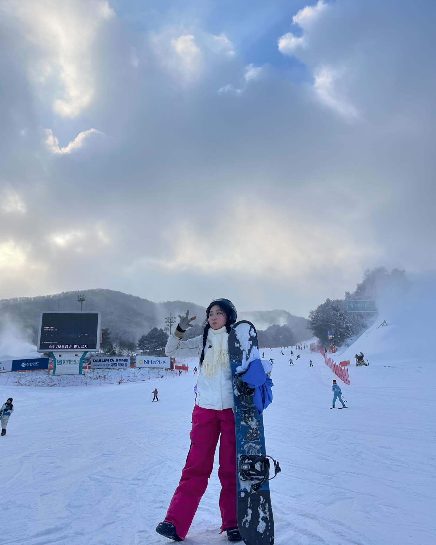 스키장의 계절❄️
.
이번 겨울 스키장에 가서 보드를 실컷타고 왔네요🏂
긴머리는 양갈래나 땋은게 가장 안풀리고 좋더라구요🌟
사진찍기에도 굿 보드복은 핑크바지! 친구들이 알아보기에도 좋고 눈에띄고 하지만 요즘은 딸기우유색도 탐나네요😋
이장소와 함께먹는 음식 핫도그는 완전 낭만이져😌😌