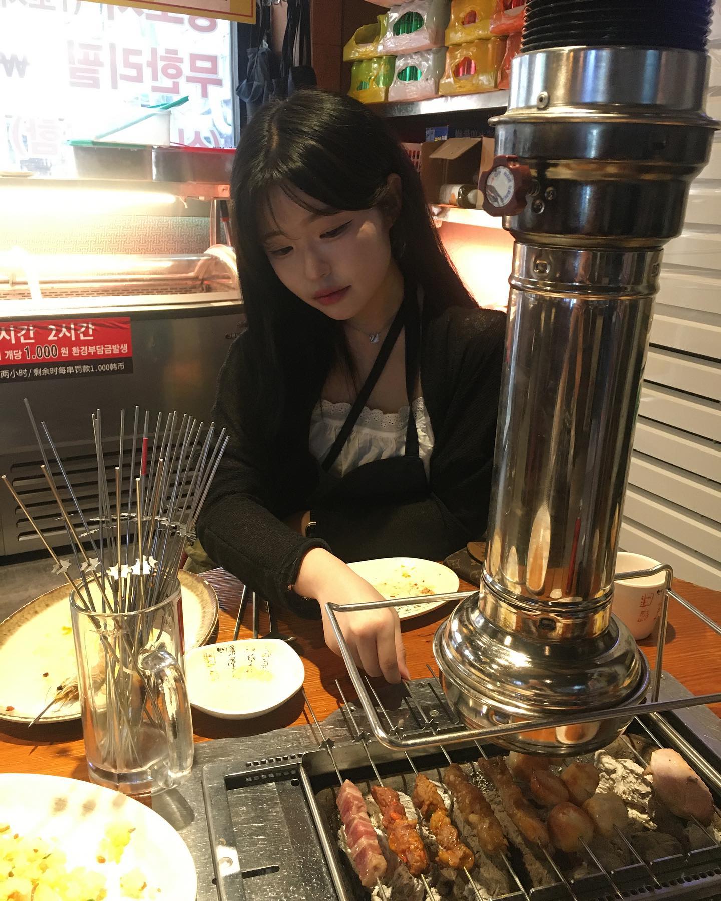 #협찬 #연남동맛집 #미미램양꼬치 에 다녀왔어요 ! 🍢🤍

23800원에 양꼬치 무한리필에다 요리메뉴를 3가지나 준다니 ••
혜자 중에 혜자 아닌가요 ?! 
보통 무한리필이면 퀄리티가 떨어질만도 한데 맛이며 양이며 무엇하나 빠지지 않았습니다! 잡내 전혀 안나고 가격대비 퀄리티 아주아주 좋았습니다 ⟡

마라, 매운맛, 양념, 카레등등 다양한 양꼬치와 소꼬치가 있었고 새우, 삼겹살, 버섯 종류도 있어서 너무 좋았어요 제 최애는 마늘맛나는 꼬치와 오징어꼬치 ?! 였습니다 ㅎㅎ

기본으로 주시눈 쯔란과 함께 먹으니 느끼하지 않게 끝까지 맛있게 먹었어요 🤞🏻

📍매일 12:30 - 23:00 
📍서울 마포구 성미산로 196 1층

#협찬 #홍대맛집 #홍대양꼬치 #홍대회식장소 #홍대무한리필 #미미램양꼬치 #연남동맛집 #연남동양꼬치 #연남동데이트