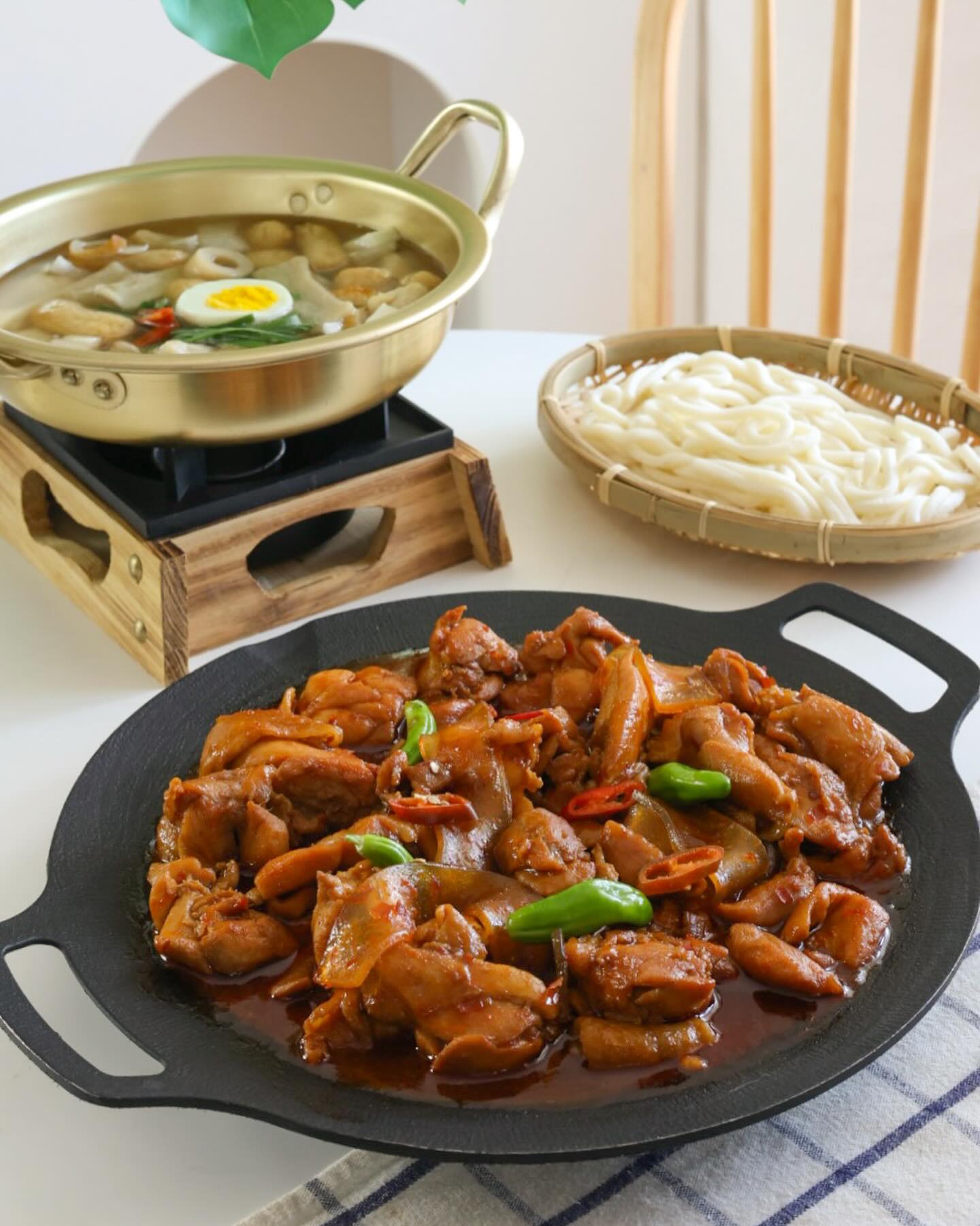 #클레어테이블 #협찬
#홈술안주

맛있다고 놀라지 마라닭 🐓
아빠식당 마라닭 매콤하게 볶아 
징그징글 더웠던. . 8월의 마지막을 함께해봅니다 😊

매울땐 밀가루 없는 어묵으로 만든 어묵탕으로 
불난 혓바닥 진정시켜주고
정신 없이 먹으니 스트레스 날리기 딱 ~~ 👏😊

쫀득한 감자면 함께 넣음 쫀득함에 더 맛있구요~❤️
사천식 정통 마라소스가 들어가 
간단하게 홈술안주 만들기 좋았어요👍

야식, 술안주, 캠핑요리 ⛺
아빠식당 마라닭, 어묵탕으로
쉽고 간단하게 준비해보세요 ❤️
	
	
	
	
🛒 hg_food_ 
	
	

#아빠식당 #쉬운요리 #마라닭 #마라닭갈비 #어묵탕 #어묵우동 #어묵전골 #맥주안주 #매운요리 #매운음식 #캠핑메뉴 #야식메뉴 #야식만들기 #간단요리 #집밥요리 #온더테이블