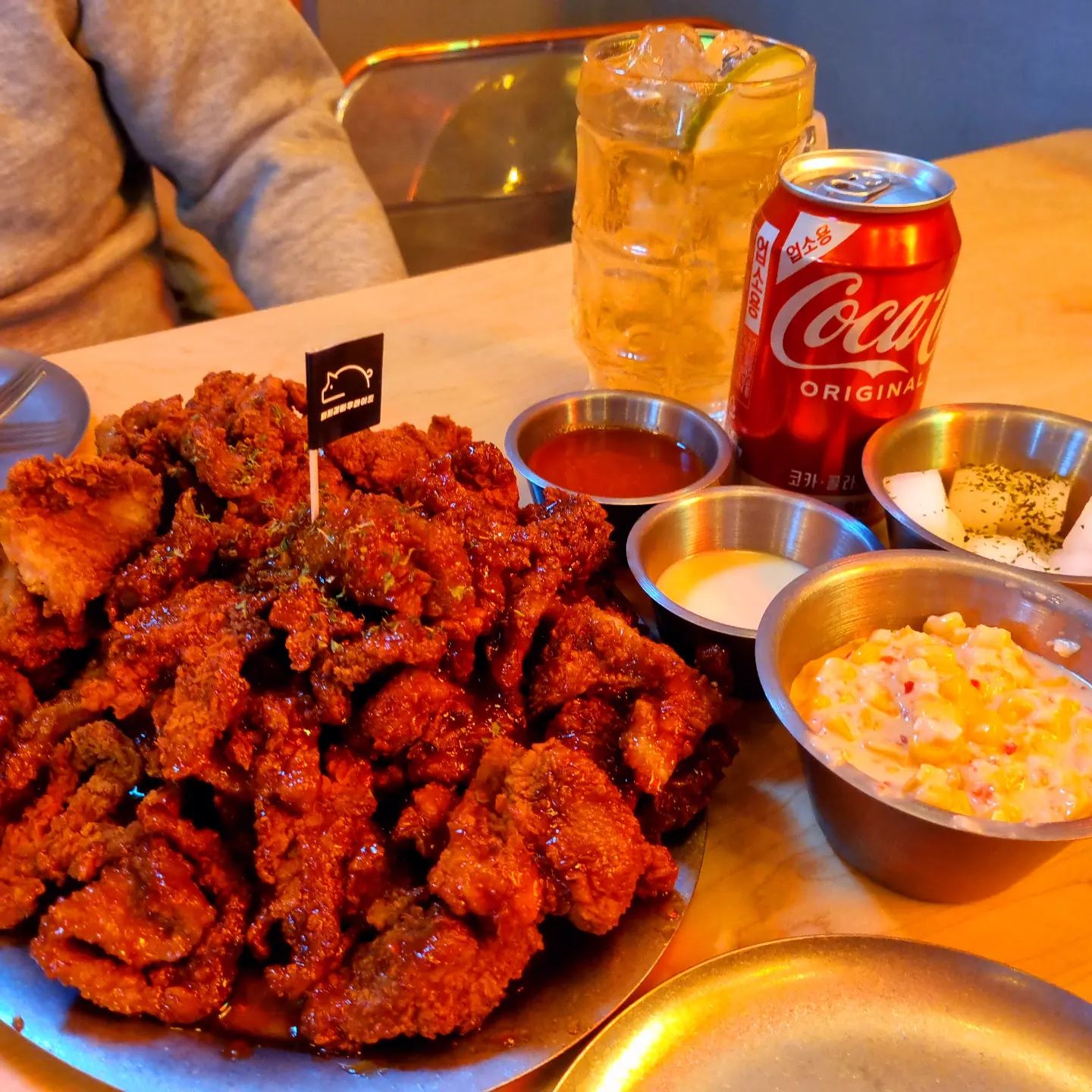 #협찬

딱돼지갈비후라이드
.
.
서울 관악구에 위치한 #맛집
겉은 바삭하고 속은 부드러운 돼지갈비후라이드
.
.
#맛있는녀석들 에 방영된 그 집!
.
.
돼지갈비를 양념에 24시간 숙성 후
신선한 기름에 튀겨내어
.
.
#겉바속촉 부드럽고 달달한 신개념 요리
후라이드, 양념, 간장, 마라, 크림어니언 5가지 맛
.
.
처음 먹었는데 진짜 맛있음👍
다음에는 마라맛을 먹어봐야겠음😎
.
.
위치

서울 관악구 남부순환로230길 42
.
.
ttakpig
.
.
.
.
#돼지갈비후라이드 #딱돼지돼지갈비후라이드 #샤로수길맛집 #서울대입구역맛집 #서울대입구맛집 #치킨 #치킨맛집 #서울대입구맛집추천 #서울대입구역맛집추천 #하이볼 #하이볼맛집 #샤로수길맛집추천 #일상 #일상기록 #일상그램 #데일리 #데일리그램 #릴스 #릴스추천 #릴스중독 #맛있는녀석들맛집