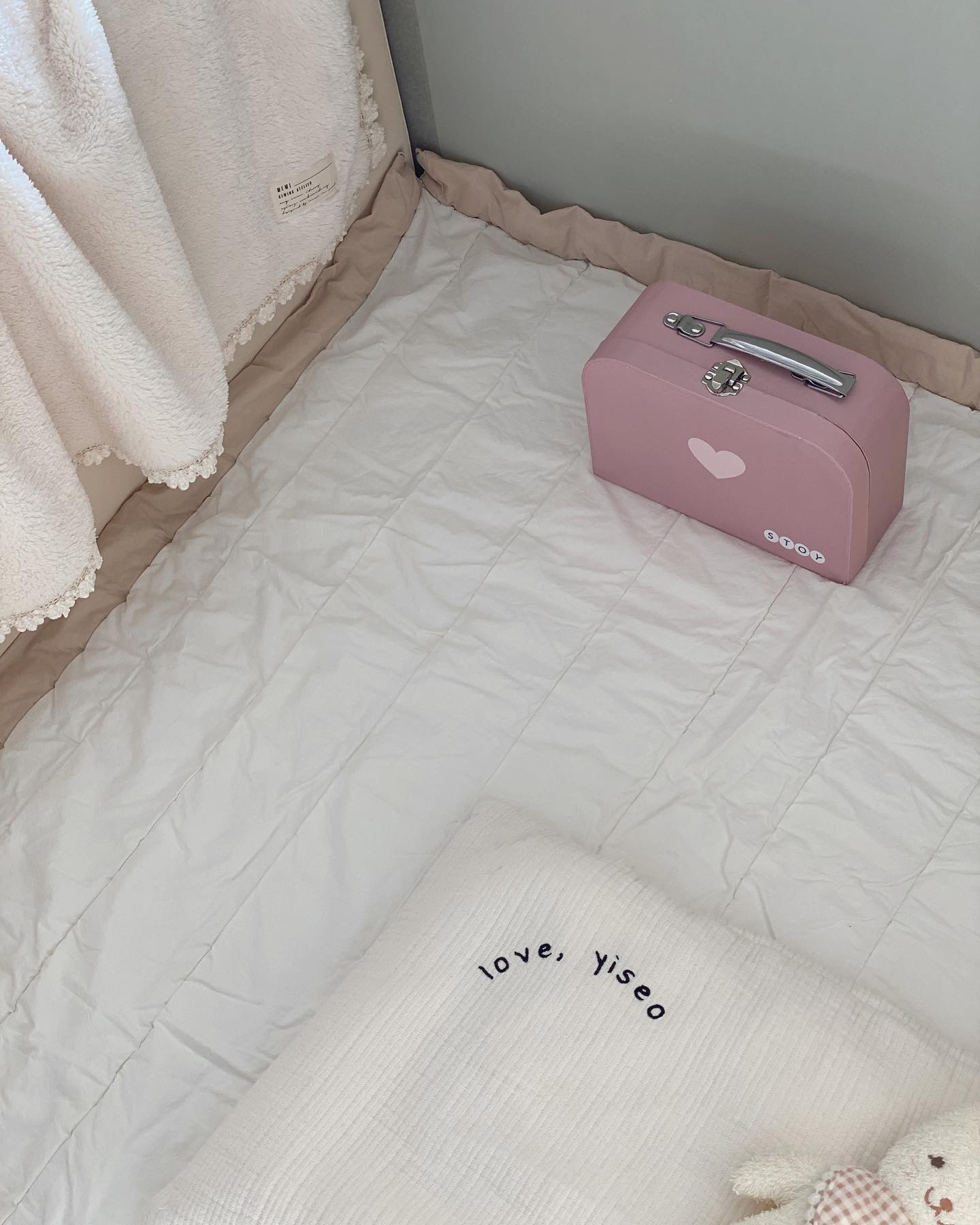 🕊️ 
요 며칠 동안은 겨울 같지 않아서 좋았눈데 … 🥹 
다시 또 추워져서 주섬주섬 … 
뮤이 극세사 블랭킷 덮었더니 포근하니 좋다 🤍 
뮤이만의 감성 ✨ 레이스 디테일은 볼수록 
예쁘구 〰️ 털 빠짐도 없고 부드럽고 따뜻해서 
올겨울 요기조기에 잘 쓰일 거 같아요, 
후 이제 그만 추워지라구 …!!! 😖 

💌 뮤이 mewi_atelier 

#극세사블랭킷 #겨울블랭킷 #아기블랭킷 
#극세사담요 #뮤이 #아기침대꾸미기