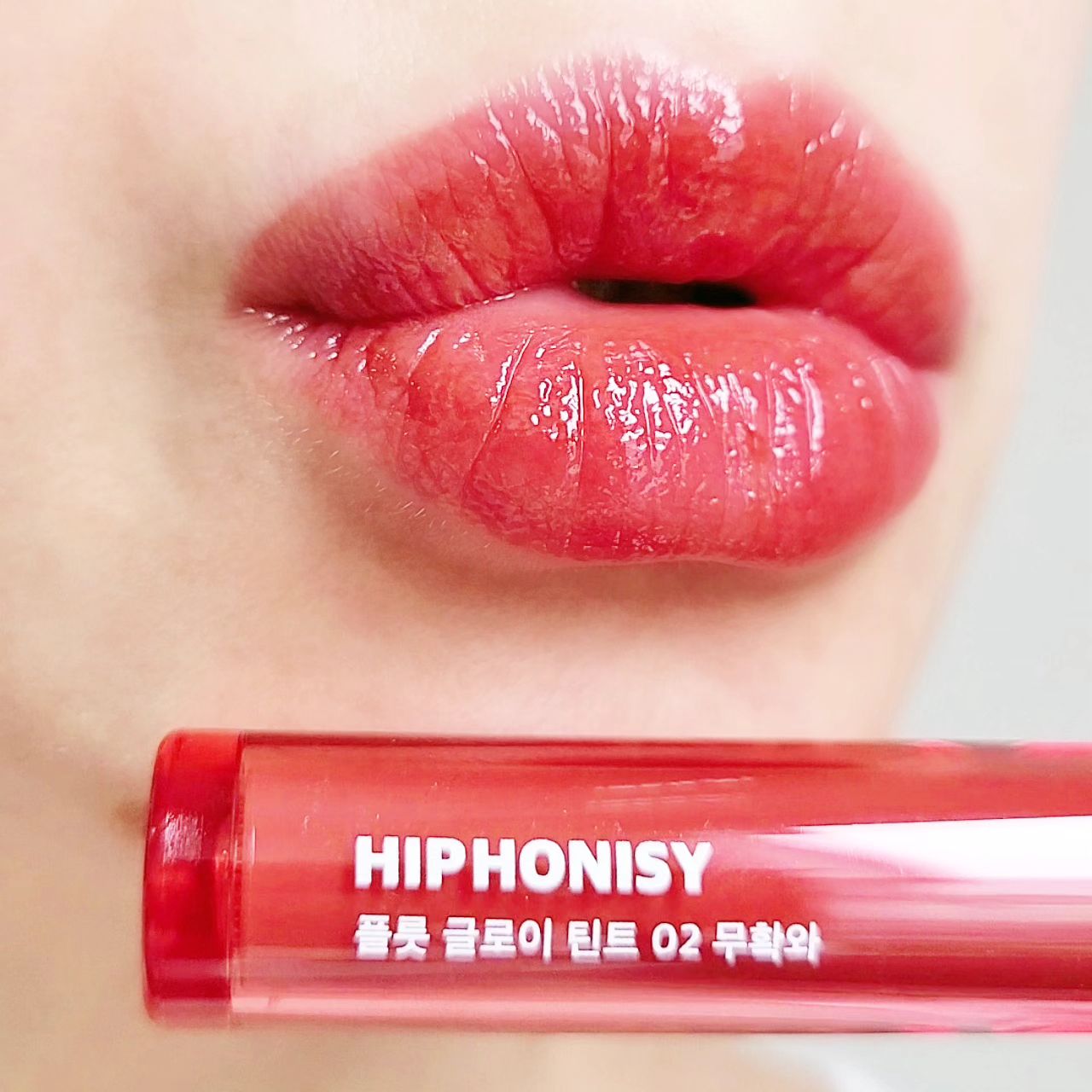 #협찬

▪️허니시 미스터리벨벳틴트+플룻글로이틴트

안녕하세요 테나에요!
요번에 써본 허니시 립 두가지 가져왔어요

먼저 미스터리 벨벳틴트는
포토샵으로 블러처리한듯히 주름없이 매끈하게 연출해주는
에어리한 벨벳 제형의 틴트입니다.

제가 바른 컬러는 생기수혈입니다❤️
웜톤 피부에 착 붙는 코랄컬러인데요
살짝 뮤트분들도 좋아하실 컬러에요

요거 요즘 완전 제 데일리 립입니다.
텁텁하지 않고 매끈한 벨벳텍스처인데다가 유지력도 좋아서 굳!!

피그먼트가 생크림처럼 보드르르해서 부드럽게 발리는데요
처음 바른 그 컬러 그대로 덧발라도 유지되는 점이 좋았어요

시간이 지나도 처음 발색 그대로 유지되구요
매트틴트치고 각질부각 뻑뻑함 마른느낌 전혀 없답니다.

편안하고 가벼운 에어 벨벳 피니시로 매트립 싫어하셨어도
한번 써보면 반할 것 같은데요!?

🩷다음 플룻글로이틴트는
수분감이 톡톡한 끈적임 없이 촉촉한 텍스처의 글로시틴트입니다.
입술에 겉돌거나 연한 컬러가 아니라 가볍게 슥 물드는 틴트로
촉촉한 립밤을 바르는 것 처럼 편안한 포뮬러에요

제가 바른 컬러는 02 무확와
웜쿨 타지 않는 어떤 톤에서도 분위기있는 립으로 만들어주는
로즈 브라운 컬러입니다.
 착색,지속력도 둘다 정말 좋은 편이라서 추천드리고 싶어요

다양한 컬러가 준비되어 있으니 내 퍼스널컬러에 맞춰 구매해보세요!



honisy_official


#허니시#HONISY#당근이지#허니시틴트#멉씨틴트#멉씨립틴트#허니시패키지#플룻글로이틴트#미스터리벨벳틴트#글로시틴트#벨벳틴트#립틴트추천#지속력좋은틴트,안지워지는틴트