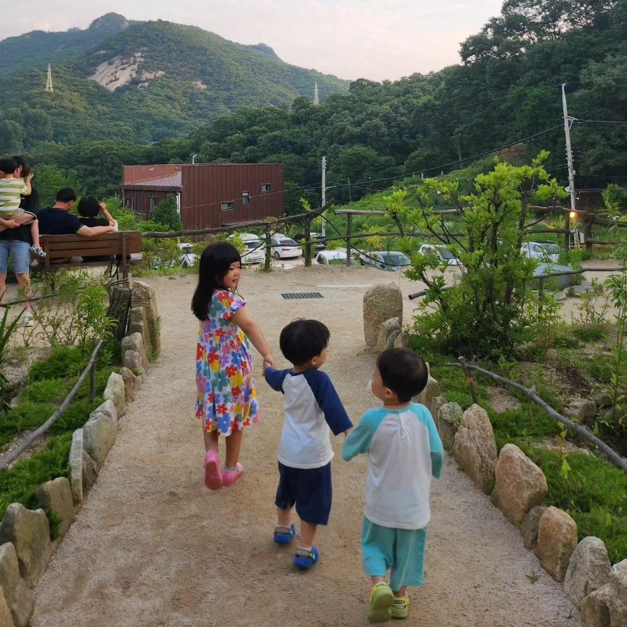 바지 교환하러 다현아 가는 김에 친구들 급 번개

생각만큼 대단한(?) 물놀이는 아니었지만
그래도 알차게 잘 놀다 온듯

밖에만 나가면 여자 동생들만 좋아하는 소윤이
오늘도 서아 보는 눈에서 꿀이 뚝뚝🍯

갬이모가 미리 소윤이 생일선물로 키즈 화장품 사줌💛

우리는 조만간 또 보는걸루😊