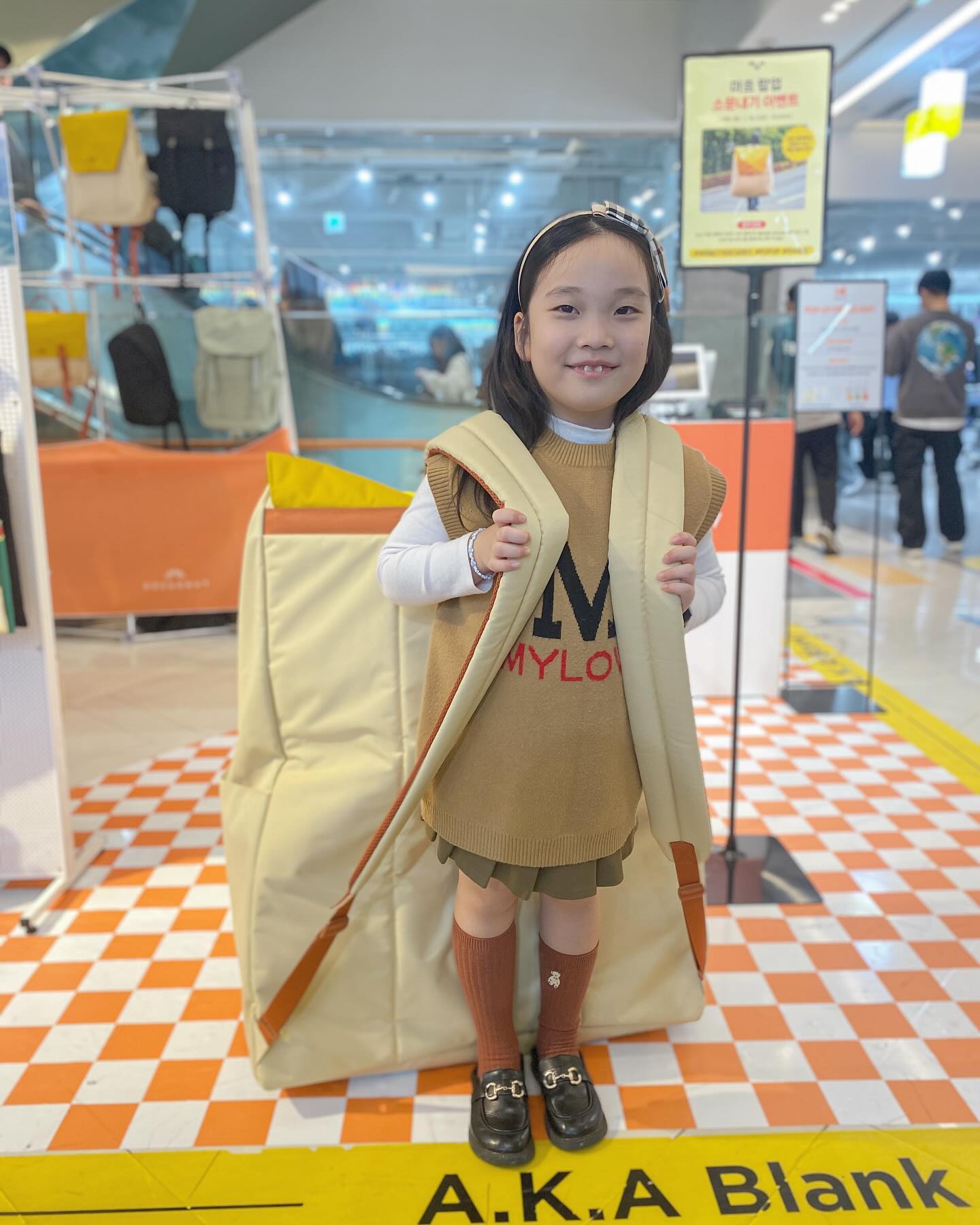 #마흐팝업 #POPUP #WEBETTERCARRY 

요즘 잔뜩 관심있던 마흐 백팩을 이렇게 만나다니 ><
초대형 가방인데도 왜이렇게 귀여워 🫰🏻

갖고싶다 마흐❤️
mah_korea