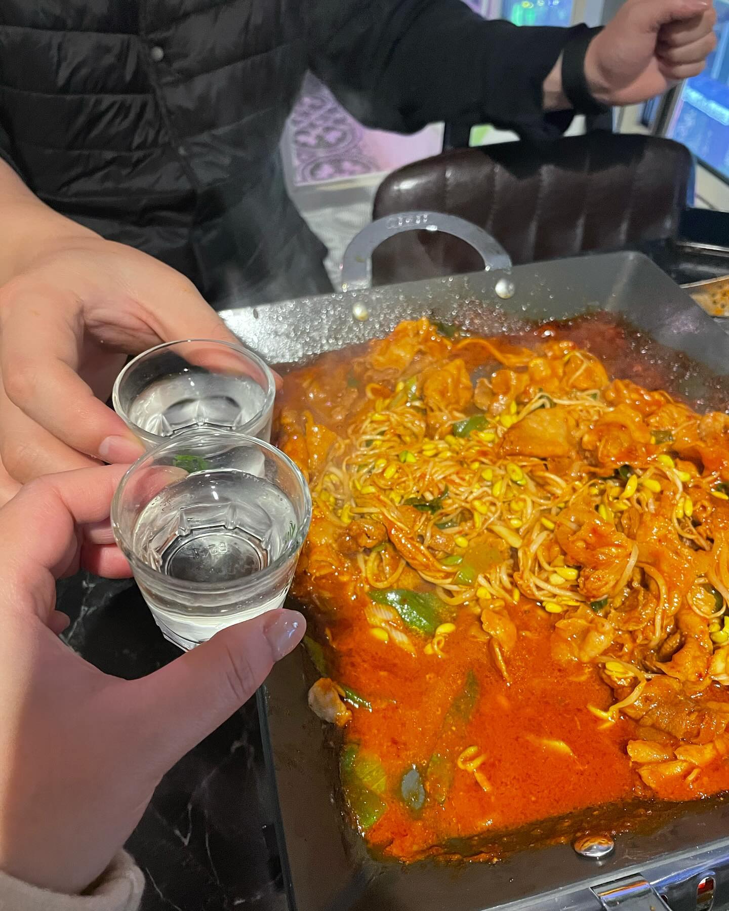 #협찬#리뷰노트
범계 추억의콩불 먹으러 #주당 방문했어요!

🍽️추억의콩불 24,000원
🔸시그니처 메뉴와 튀김/마른안주
정말 메뉴가다양하고 술도 다양했어요! 😊👍

🔸매장이 넓은데 프라이빗하게 먹을 수 있는 단체공간도 있더라구요! 생일파티같은것도 해도 좋을 것 같았어요😊👍
​
그리고 생일케이크 반입 가능이에요!
생일케이크 가져와서 직원분께 말하면
예쁜 접시도 제공해주신다고 하네요😆

🔸콩불 너무 푸짐하죠? 비쥬얼 너무 좋더라구요!
또한 철판에 구워서 먹으니 맛없을 수 없어요 
넘 맛있었어요😆소주 안주로 딱이에요🫶🏻
양념가득인데 양념이 너무 제 취향...❤️
술집 안주가 이렇게 맛있어도 되냐며
남자친구도 맛있다며 메뉴 잘 골랐다고 🥰
🔸안주가 넘 맛있어서 1차 술집으로 강추드려요!
💟재방문의사 100%

⏰일월화수목 17:00~02:00
(금토 17:00~04:00)
📍경기 안양시 동안구 평촌대로223번길 27 502호
📞0507-1391-3138
🚻화장실은 매장 외부에 위치
🚗주차는 범계역로데오 유료주차장 이용