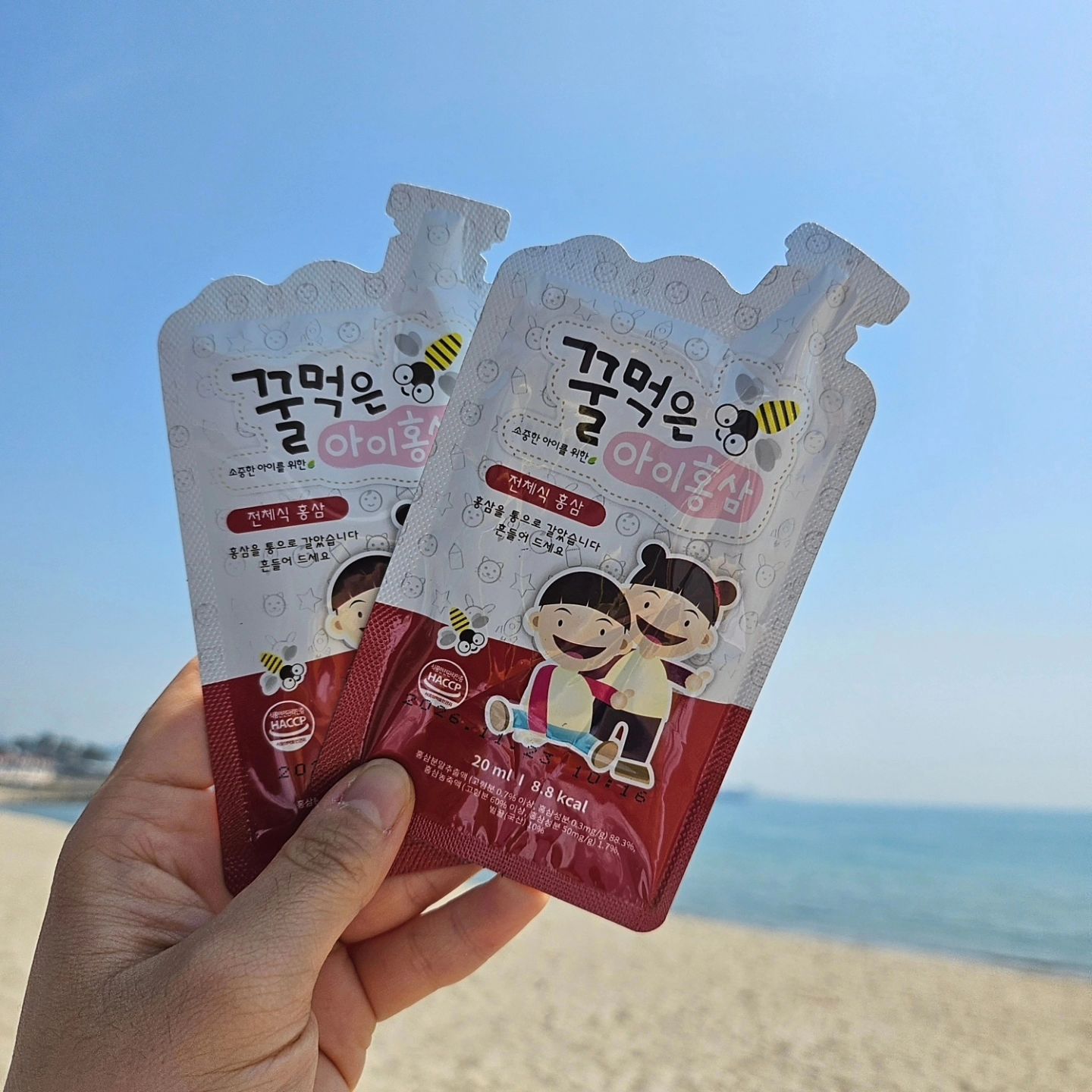 마지막 날이예요

💪고철남 꿀먹은아이홍삼💪

홍삼 먹어야 건강하고 튼튼하단말 들어보셨나용?
그래서 준비했어용!!
은기는 홍삼 안먹을 때보다 
먹을 때 감기에 더 안걸리드라구요?
(아이들마다 차이는 있겠죠?)

📦 1box에 100포📦 1포에 500원꼴!!
이렇게 좋은 홍삼을 이렇게 저렴하게~~
지금뿐이라구요옹!!

⭐️24개월 이상부터 섭취 가능⭐️

✔️6년근 홍삼[사포닌함량이 가장 풍부]
✔️홍삼 통채로 갈아넣었어요
✔️홍삼90% 꿀10%
✔️먹기 편한 20ml

🌱환절기 건강 염려되는 아이
🌱어린이집 다니기 시작 할 때
🌱에너지 소모 많을때
🌱건강하게 자라야할 때

#키즈홍삼 #아이홍삼 #어린이홍삼 #홍삼추천 #고철남홍삼 #꿀먹은아이홍삼 #6년근홍삼 #전체식홍삼 #천연꿀사용 #환절기건강
#어린이 #아기 #육아 #육아맘 #육아소통 #육아일상 #소통 #소통환영