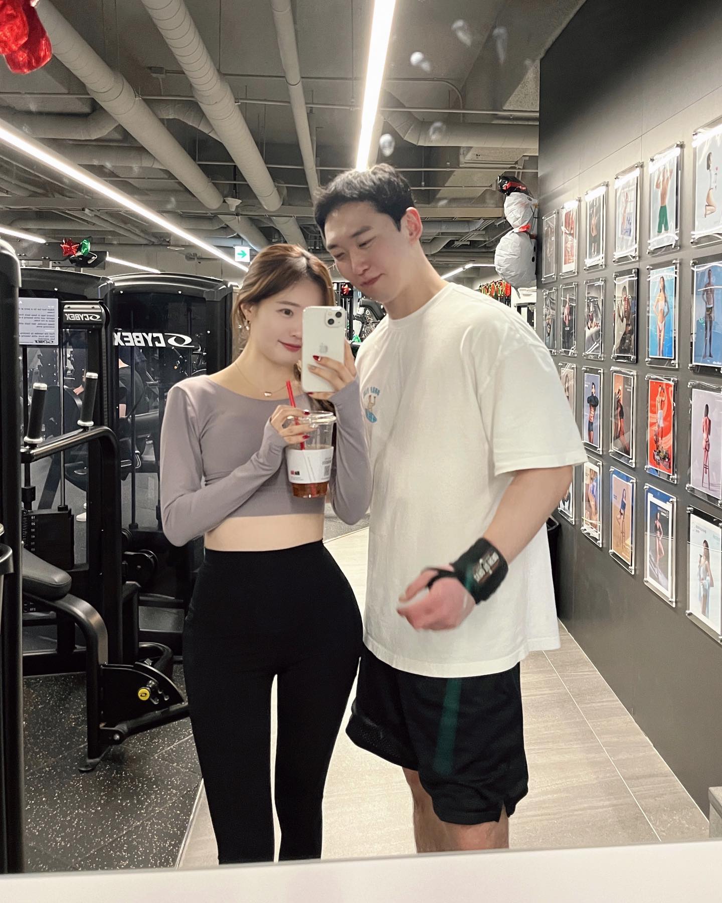 우리의 주말 🏋🏻‍♀️🏋🏻 같이 웨이트 하구 삼쏘 🖤 오빠랑은 운동하는 것두 재밌넹 ๑ᴖ◡ᴖ๑ 헬스장에 계시던 트레이너 쌤이 회원님 이렇게 꺄르르 웃으시는 거 처음 본다며 ㅋ⫬ㅋ⫬ 내 웃음벨 재성이