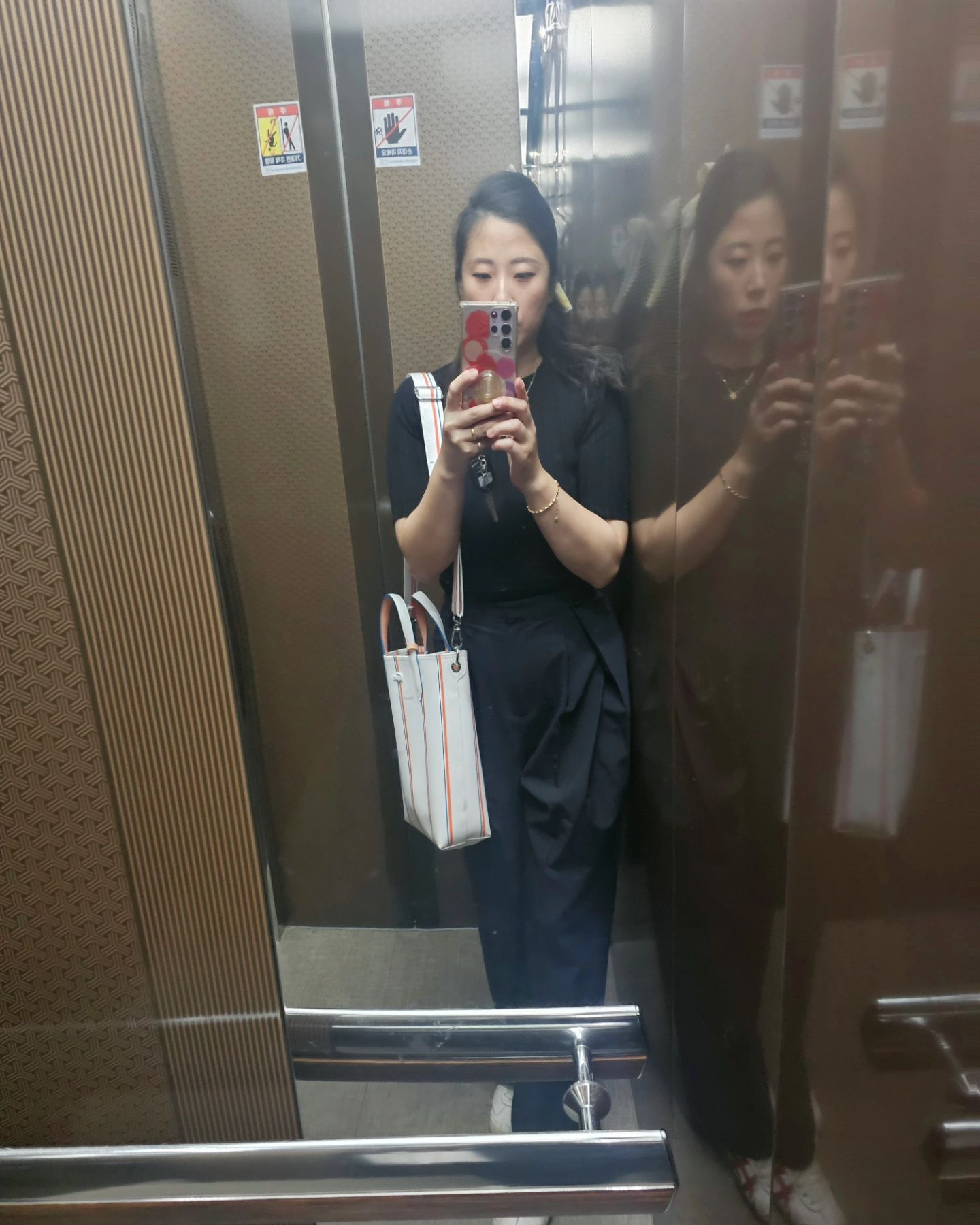 #엄마지분살짝🙋‍♀️ #내지분챙기기

이번 주 방과후 공개수업으로 바빴던 하루하루.
뚠뚠이 되고나서 특히 전신사진 너무 싫은데ㅋㅋㅋ 멋 내고 남겨보기❣️ 예쁘게 하고 오래서 열심히 공들이고 간 4일이었다.

소규모 아이들의 수업들 너무 재미있었다.

#학부모룩 #공개수업참관 #학부모되니너무바쁨 #ootd