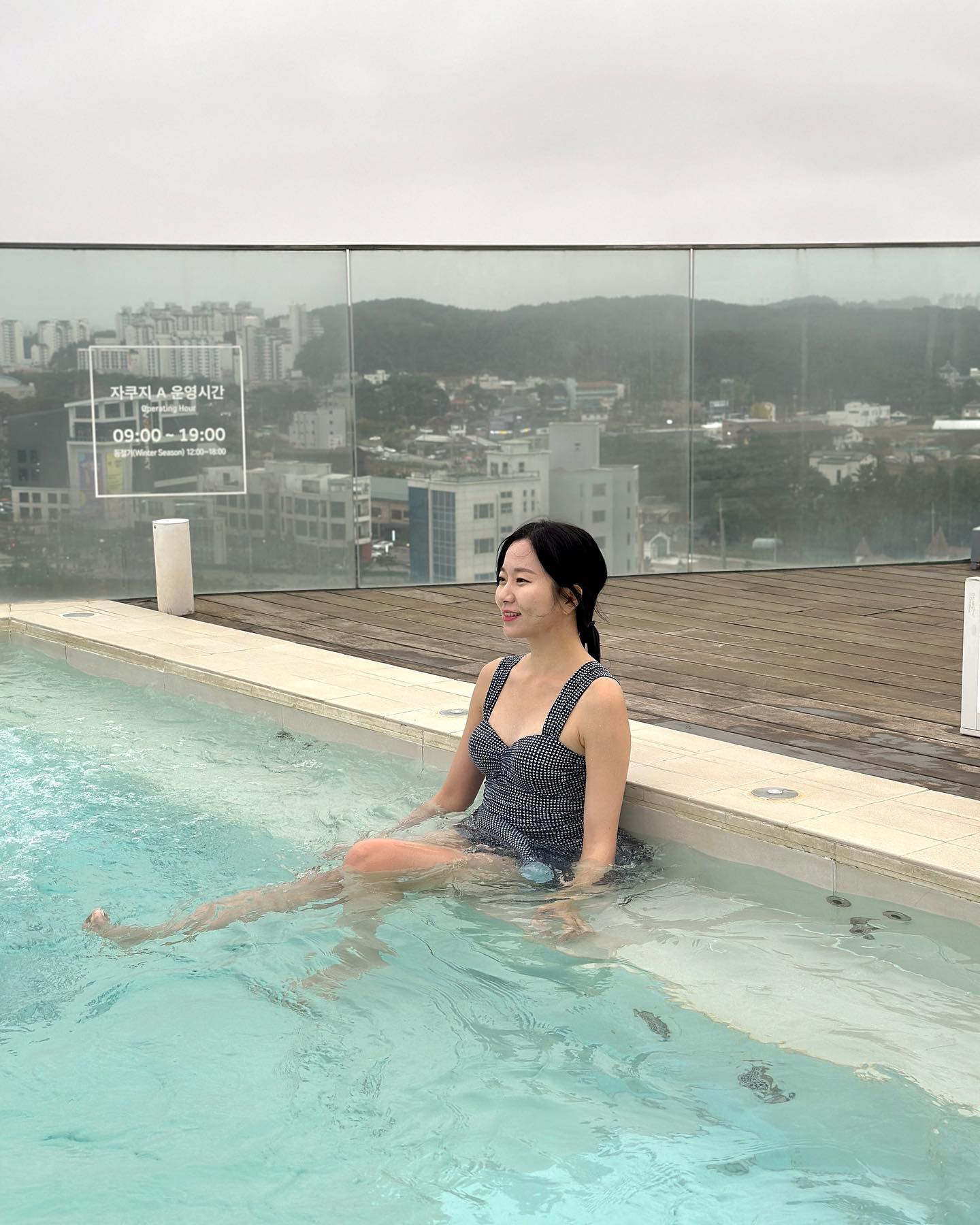 하나도 안추웠던 어제자 #씨마크 #온수풀 ! 
#자쿠지 에서는 덥기까지.. 🤍
#씨마크온수풀 로만 10장 꽉 채울 생각은 없었는데
다 너무 맘에들어서.. 🥹 못골라.. 
그 와중에 여름 내내 타서 몸이 얼룩덜룩한거 넘웃김,, 
.
.
.
.
.
#씨마크호텔 #강릉호텔 #오션뷰 #11월의강릉 
#십일월육일엔 #휴무 #강릉여행 #1박2일여행 
#여행다녀왔습니다 #강릉 #seamarq #gangneung