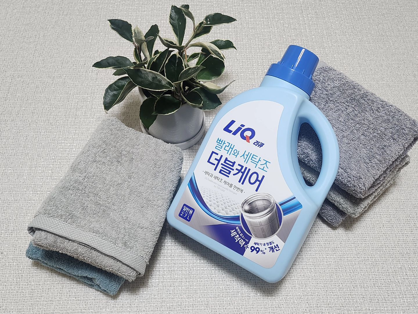 빨래와 함께 세탁조를 한번에 관리할수있는 가성비좋은세제 #리큐세탁조 일반세제처럼 세탁기 일반코스로 빨래세탁과 세탁조 케어를 한번에 해결가능케해주며 세탁조오염 99%케어
.
계량컵으로 사용하는 뚜껑에 덜어보니 시원해보이는 푸른색에 상쾌한 향~!! 
매일 세탁하는데 며칠 사용해보니 빨래에 먼지 묻어남이 없고 세탁조 별도 청소하지 않아도 된다니 정말 스마트한세제네염~!!
. 
#리큐 #리큐세탁세제 #가성비세제 #세탁조청소 #세탁세제신제품 #세탁세제 #주부스타그램