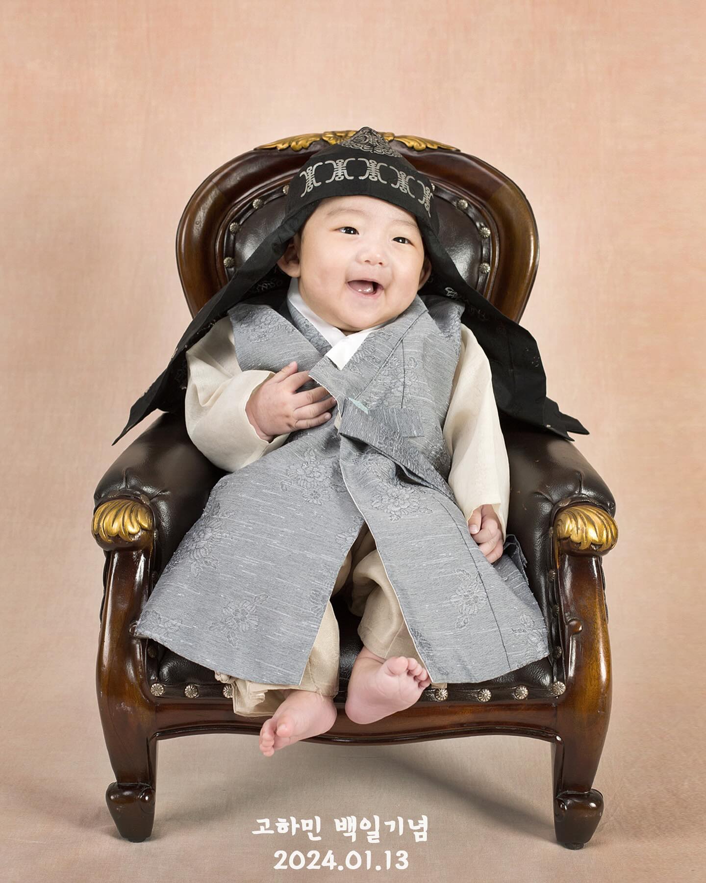 한복샷도 포기못해에〰
원랜 누드 한 컨셉만 생각하고갔는데,, 
생각보다 너무 잘하고 예쁜 하민이때문에 한복샷추가.ᐟ
보조개 쏘옥 들어가게 웃어주면 엄마 심장 아푸쟈나,,
넌 내 보물이야아ꈍᴗꈍღ

💖 dalcomhansajinkwan 

#내돈내산 #백일촬영 #백일한복촬영