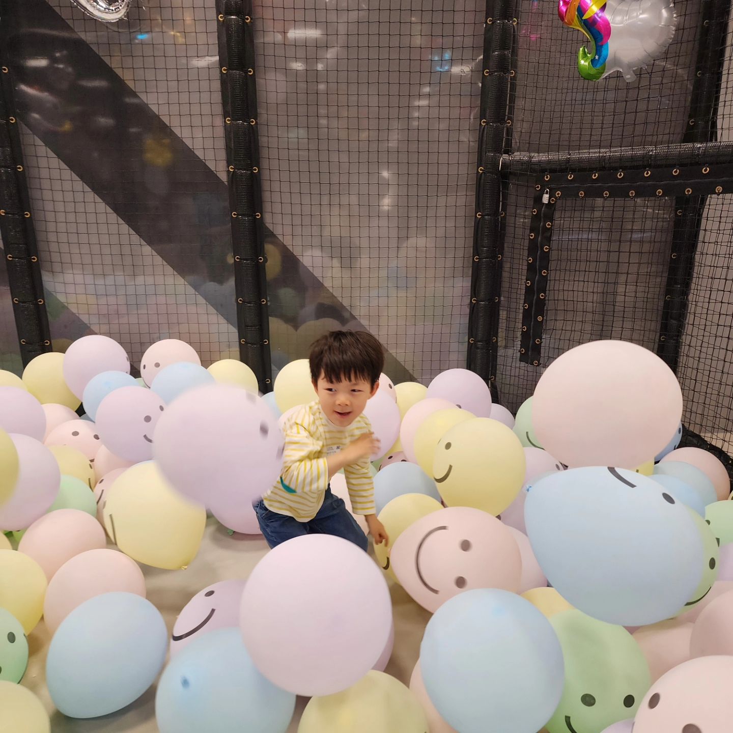 🕺

키카 출동

정상적인 사진이 없는걸 보니 오늘 거의 액티비티하고 재밌게 잘 놀았네!
유쳔 친구랑 같이 간건데
자기들끼리 친구를 사겨서 같이 꽁냥꽁냥 놀더라는 ㅋㅋ
너무 귀엽다 다컸어...

근데 왜 또 저녁부터 열나기 시작....??😭

나는 왜목소리가 안나오기 시작....? 
내일은 뭐할까

-
#튼튼이 #챔피언더블랙벨트