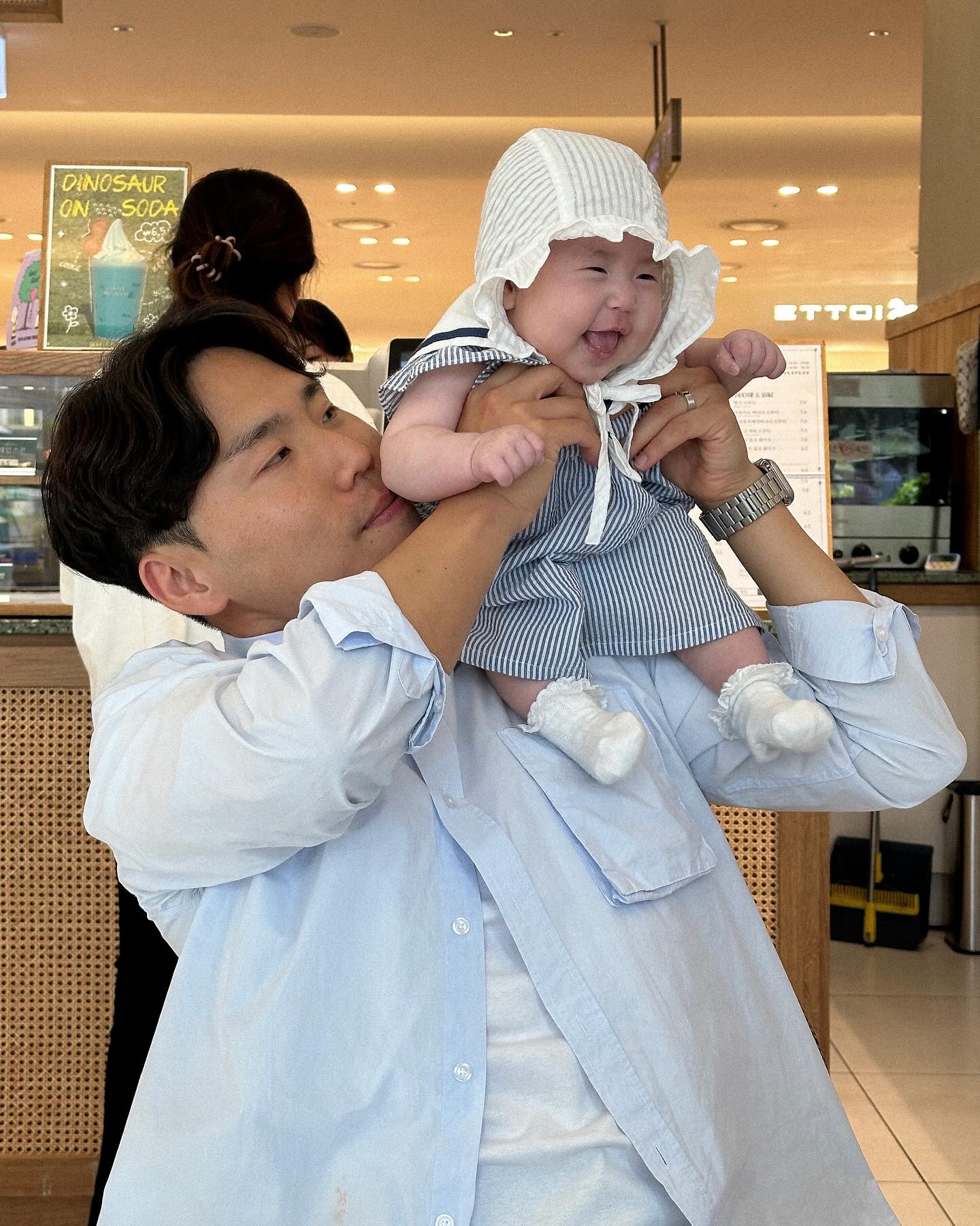 오늘 잘생긴 삼촌 , 이쁜 이모가 놀아줘서 기분이 너무 좋은 이서핑 👼🏻🤍🤍