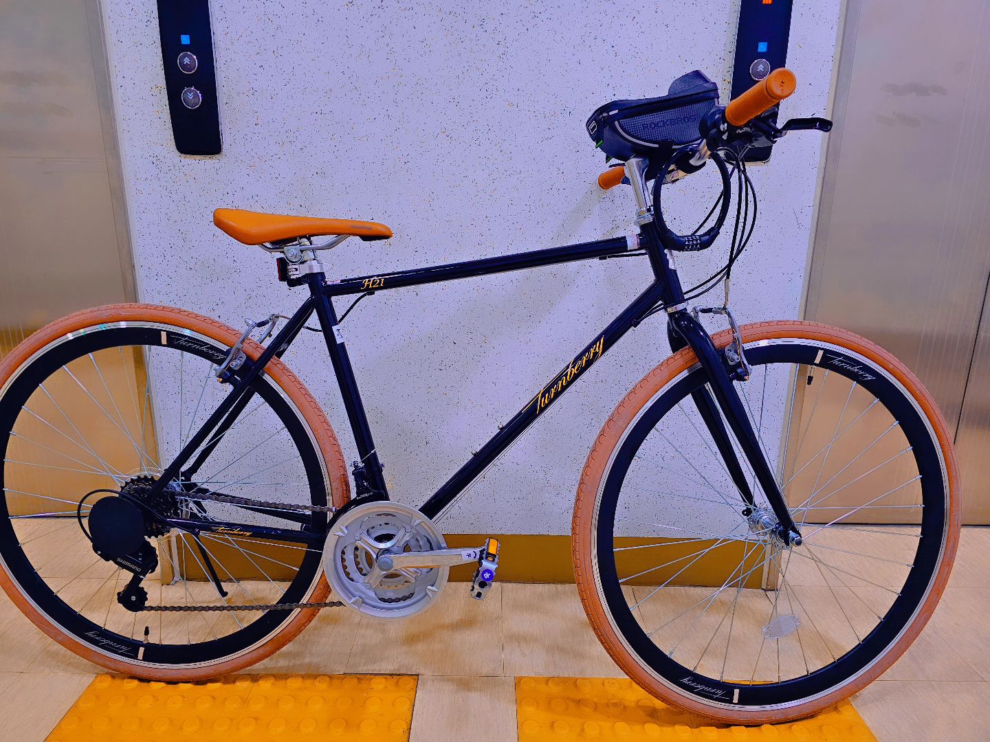🚲
ㆍ
ㆍ
보자보자 하니까 
별로 친하지도 않았는데 10년 짝사랑 타령이나
좋은 기억 하나도 없이 4번만났는데 양심도 없는게 
양껏 쓰레기처럼 막 살다가 어디다 감히 숫가락들을 얹어 
똑같은 것들 만나야지 
생각할수록 열받네 🔥 
ㆍ
ㆍ
산소도 아깝네 에효 💨
자전거나 타고 힐링이나 해야겠다 :) 🧼
ㆍ
ㆍ
#사람조심 🚫