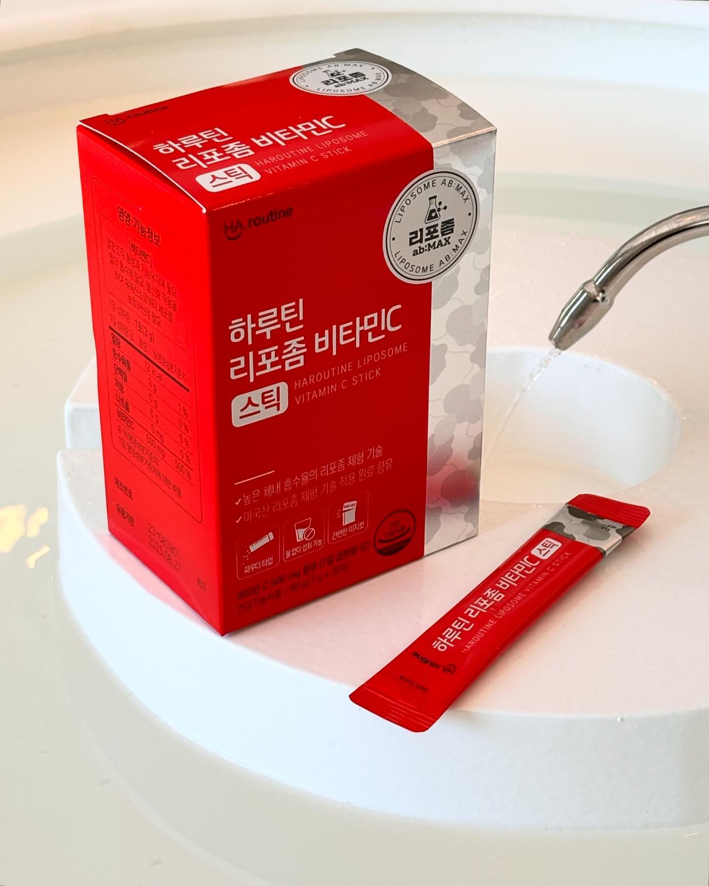 #광고 
저는 영양제 중 제일 중요하다고 생각하는게 바로 비타민C인데요. 리포좀 제형기술로 체내 흡수율을 높이고 분말로 맛있게 즐길 수 있는 하루틴 리포좀 비타민C 스틱 소개해드립니다❤️
특히 알약을 잘 삼키지 못하는 분들께 추천드리는데요. 미국산 프리미엄 비타민C 원료를 사용한 리포좀 ab:MAX 제품이고 리포좀 에이비맥스는 하루틴 건강연구소에서 직접 검증하고 개발한 원료임을 증명하는 하루틴만의 인증마크라고해요. 
리포좀 제형기술로 넢은 체내 흡수율과 1일 영양 성분 기준치 대비 500% 비타민C 500mg을 함유 하고 있답니다. 영양제는 꾸준히 먹는게 어려운데 스틱타입이고 분말타입이라 물없이 먹기도 좋고 언제 어디서나 챙겨먹을 수 있어서 좋더라구요👍🏻👍🏻
리포좀이란 작은 나노 크기의 지용성 물질로 인체의 세포막 인지질 이중층과 비슷한 구조를 띄고 있다고 하는데요. 인체에 영양분을 운반하기 위해 영양분에 작은 나노 크기의 물질에 막을 씌우는데 그 막이 인체 세포막과 비슷하게 구성되어 있어서 체내에 흡수가 더욱 잘되는 원리라고 해요💧
원료적 특성을 살펴보면 결합 조직 형성과 기능유지에 필요, 철의 흡수에 필요, 항산화 작용을 하여 유해산소로부터 세포를 보호하는데 필요한대요. 식물과 대부분의 동물은 체내에서 비타민씨를 합성할 수 있지만 사람은 체내에서 비타민C 자연합성이 안되기때문에 반드시 별도로 섭취를 해줘야한다고 해요💊💊
하루1포로 내몸에 필요한 비타민C를 섭취하고 싶으신분 높은 흡수율의 리포좀 제형기술의 비타민씨를 찾으시는 분 정제나 캡슐을 잘 삼키지 못하는 분 지친 일상에 활력이 필요하신 분께 추천드립니다🫶🏻
.
.
.
#15그램 #15그램뷰티 #15그래머 #하루틴 #비타민C #리포좀비타민C #비타민C분말 #비타민C추천 #흡수율높은비타민C #비타민C영양제 #하루틴리포좀비타민C스틱 #비타민씨 #리포좀비타민C추천 ha.routine_official