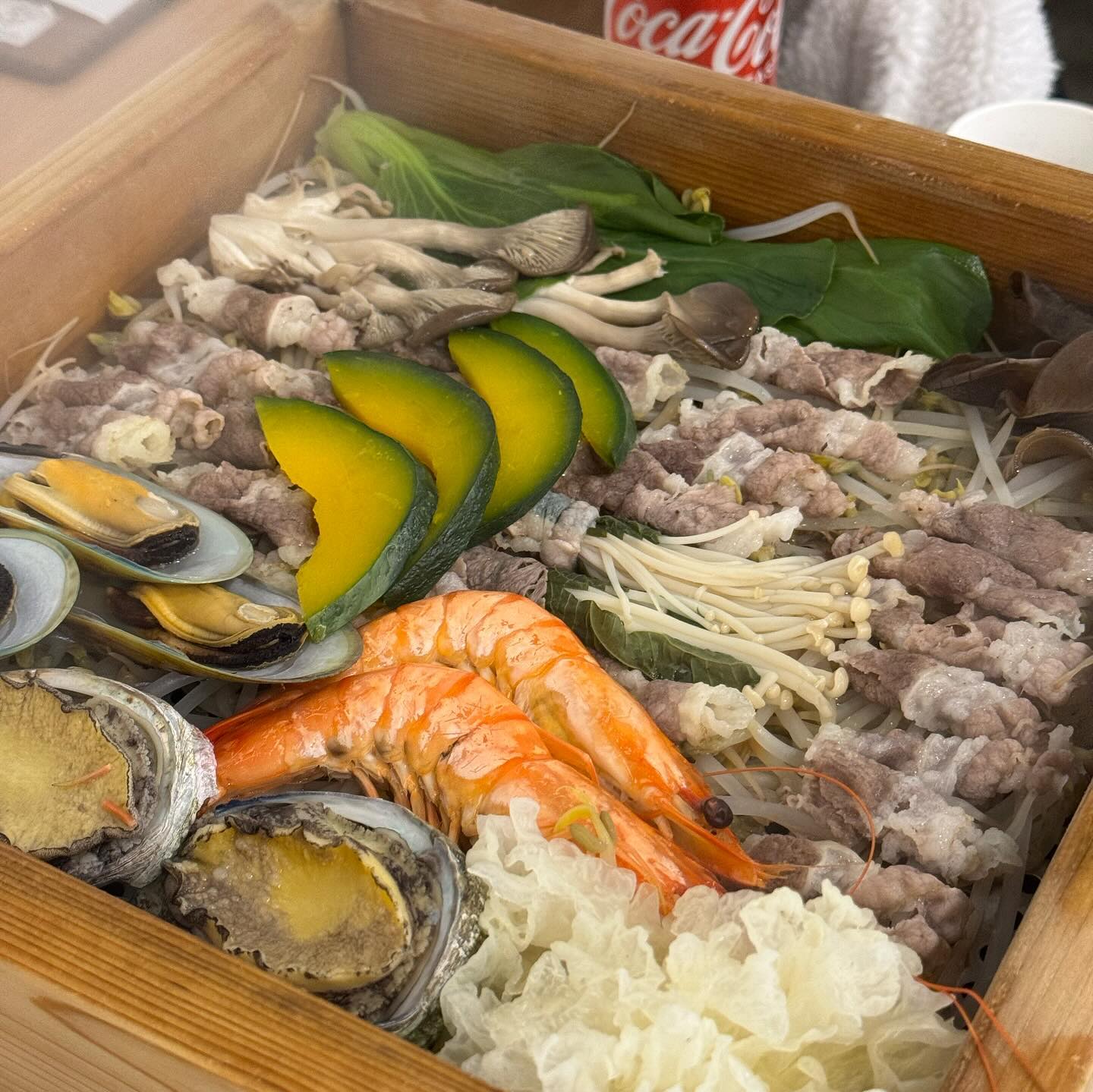편백찜이랑 샤브샤브 한꺼번에 먹기👏🏻
마무리 죽까지 배터지게 먹었어여

👉🏻스페셜편백찜샤브샤브 1인 22,000
👉🏻셀프 죽 2,000

#채움편백찜샤브샤브#인천맛집#청라맛집#편백찜맛집#샤브샤브맛집#무한리필#월남쌈#가족외식#먹팔#맞팔#먹스타그램