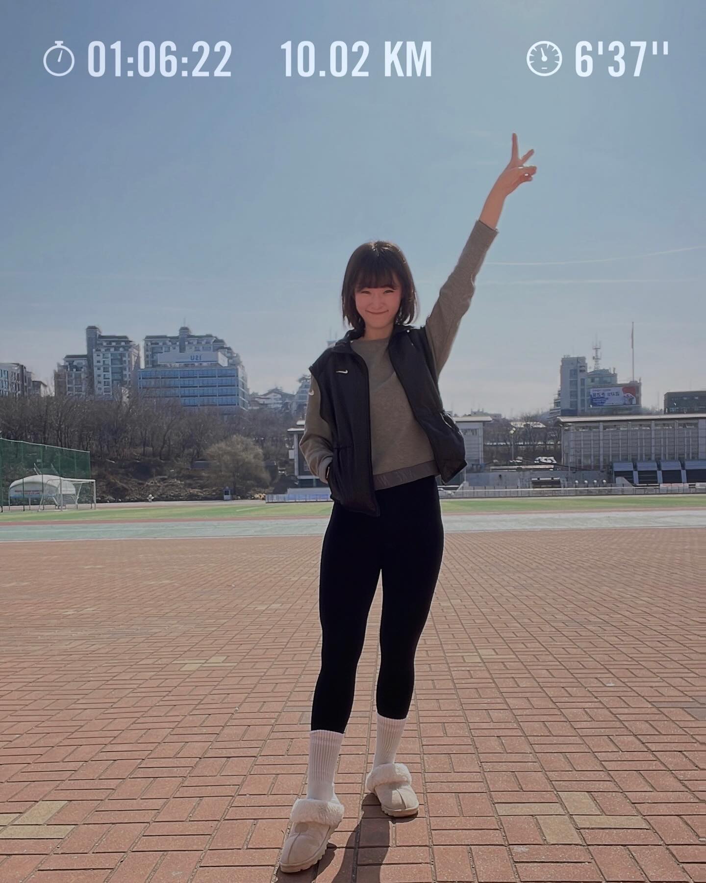 햇살이 강한 낮임에도 웃으며 러닝완료!!

작년 여름, 뉴발란스 마라톤에서 뜨거운 햇볕에 눈부심을 경험하며 고글의 필요성을 느꼈다. 

🎣 수상 스포츠 등 야외 운동에는 “편광렌즈” 
⛷️ 겨울철 눈과 얼음을 동반하는 야외 스포츠에는 “미러렌즈”

낮 시간대 러닝용으로 편광고글을 착용해본 결과!!
눈부심이 전혀 없고 트랙이 잘 보여서 10km를 편하게 완주했다☺️ 

낮 시간대 야외 러닝을 즐기는 러너라면 스포츠 고글 착용을 강력 추천한다. 눈이 정말 편해요!!!

*장점: 편안한 시야(눈부심 방지), 시력보호
*단점: 가벼워서 떨어뜨렸는지 모를 수 있음😎

3월 17일 일요일  동아마라톤
4월 28일 일요일 서울하프마라톤

러닝고글 감사합니당😊😊
다가오는 마라톤이 더더 기대되는 이유~~ 

#협찬 #러닝고글 #스위스밀리터리 #편광렌즈 #동아마라톤 #서울하프마라톤