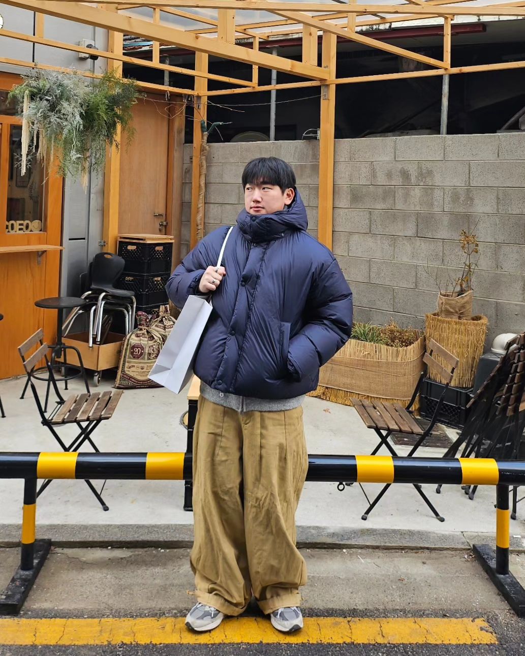 NEW 패딩 게시!!
vivastudio_official 네이비 색상 패딩 구매👍
요새 후드패딩 매력에 빠져서 엄청 찾아봤습니다. 
이 제품이 딱 모던하고 핏 잘 빠진 패딩인 것 같습니다.
적당한 빵빵함과 투웨이 지퍼 등등 
특히 네이비 색감이 너무 잘나와서 만족스럽네요. 

(*맛있는 착장에 맛있는 휘낭시에 먹었습니다~)

#비바스튜디오패딩 #비바스튜디오 #패딩추천 #후드패딩
#숏패딩 #후드패딩추천 #겨울룩 #겨울코디 #데일리룩