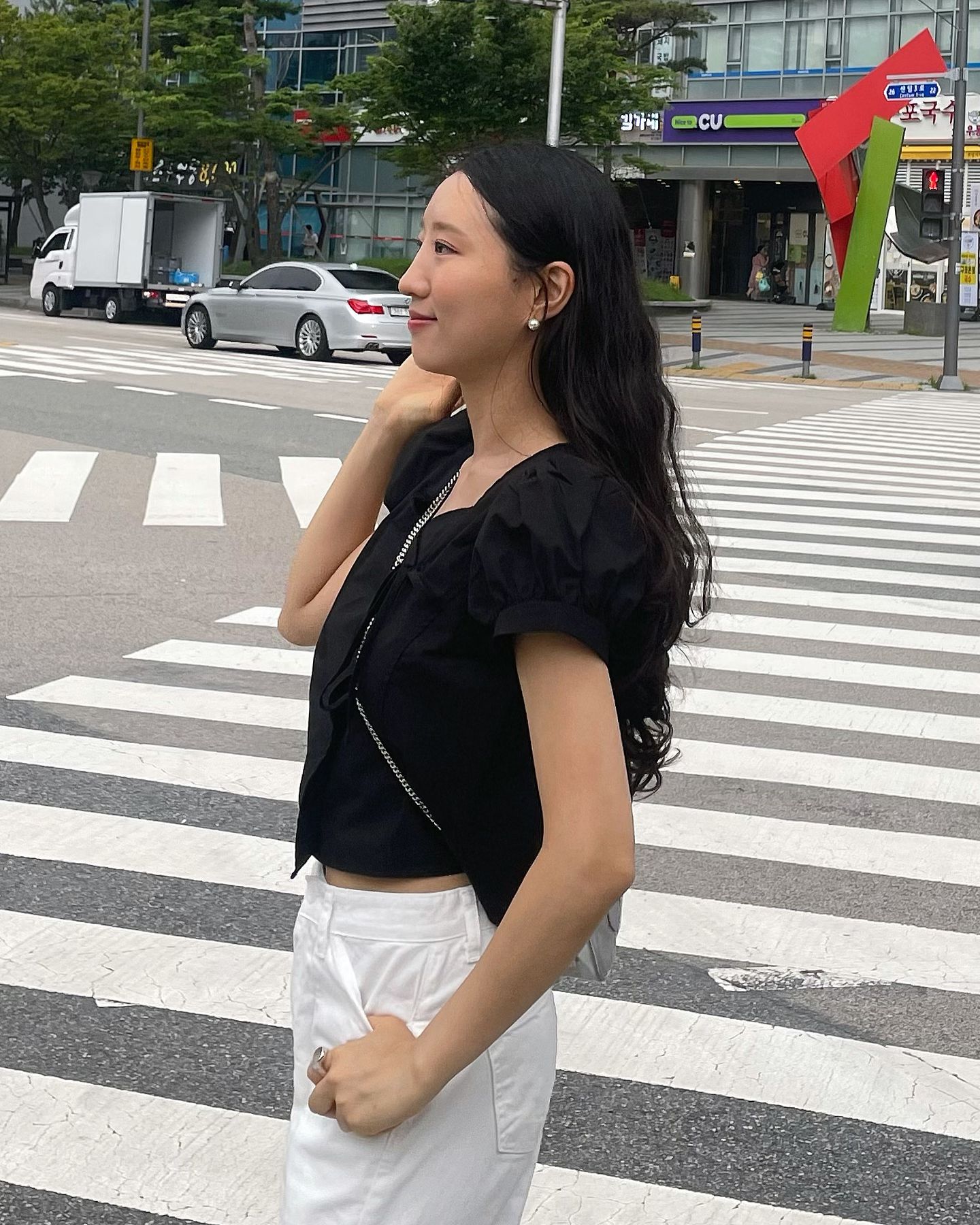 #광고 리본, 퍼프, 하트넥 이렇게 
페미닌한 요소가 많이 있어도 무심한듯한
매력으로 입을 수 있는 어퍼짓 제품입니다. 🖤

리본은 랩 블라우스 형태로 유니크함과 
편안함을 더했습니다. 

퍼프는 많이 크지 않은 사이즈로 얼굴이 
작아 보이게 만들어 주었어요. 

넥 라인은 스퀘어까지 섞여있어 깔끔하면서
목이 길어 보이는 효과가 있어요. 

여기에 하나 더! 히든 단추가 있어 바람이 
불어도 날리지 않게 잡아주는
숨은 포인트가 많은 블라우스입니다. 

데일리로 입기 좋은 여성의류를 소개하는
어퍼짓이었습니다. 🩶
op_pposite 
#랩블라우스#여성의류쇼핑몰#어퍼짓