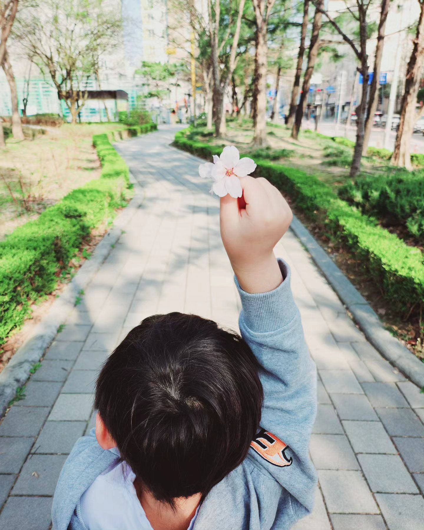 #학부모상담
.
.
#7세유치원상담
빈이 집에 두고
혼자 유치원행
.
.
처음 선생님 말씀 쭉 듣는데
어린이집 유치원 3살부터 6살까지
그동안 듣지 못한 피드백에 당황...
.
빈이를 잘 모르시나 싶어
허심탄회 하게 

그동안 받았던 피드백들과
엄마로써 알 수 있는 빈이의 성격 등등을
모두 털어놓았지만
.
선생님의 말에
오히려 내가 너무 닫혀 있었나 싶었다...
.
밀려오는 안도감과
그동안의 노력에 대한 울컥함이 밀려와
선생님 앞에서 오열하고 왔다😂
.
.
.
부탁과 감사를 두고
믿음과 피드백을 가지고 갑니다.
.
.
선생님 감사합니다
유치원 만세
.
유치원 안다녀보면 절대 모를
보육과 교육의 다름.
.
.
#학기초상담
#오열하는진상엄마
#유치원상담
#감사합니다
#육아어렵다
#결국은믿어주는것