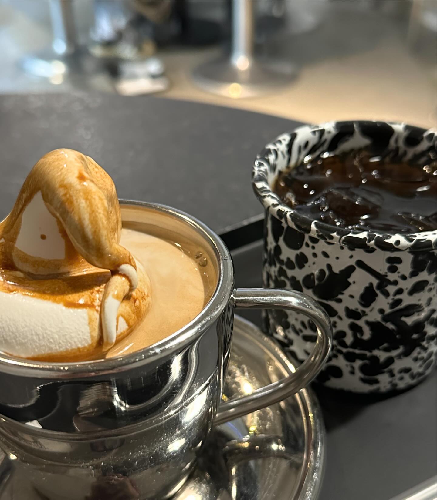 -
내가 제일 좋아하는 연남동 카페 ☕️❤️

커피는 써서 못 먹는 초딩 입맛이지만...
아이스크림 잔뜩 올라간 라떼는 최고야
아이스크림 리필 되는 카페는 더 최고야

3일 연속으로 가서 사장님이랑 짱친 먹었음 ㅋ