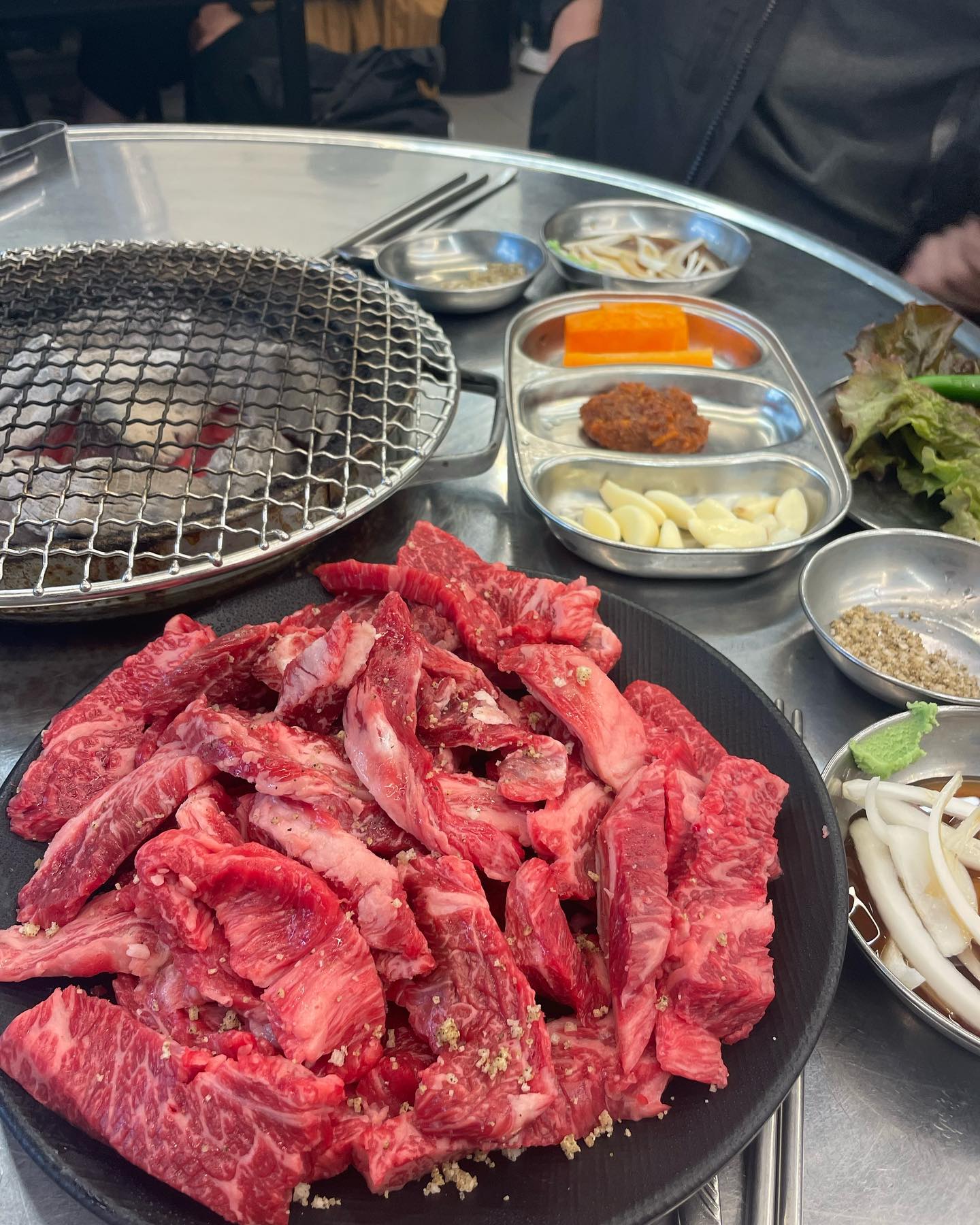 🏠돌체참숯구이
칠곡 웨이팅 맛집 
반근 32000
한근 60000
둘이서 한근은 배터진다~
쫄깃한 고기가 술을 부르네~
_
_
_

#칠곡맛집 #칠곡3지구 #칠곡운암역  #돌체 #돌체참숯구이 #소고기 #고기스타그램 #고기맛집 #갈빗살 #대구맛집 #대구 #대구북구맛집