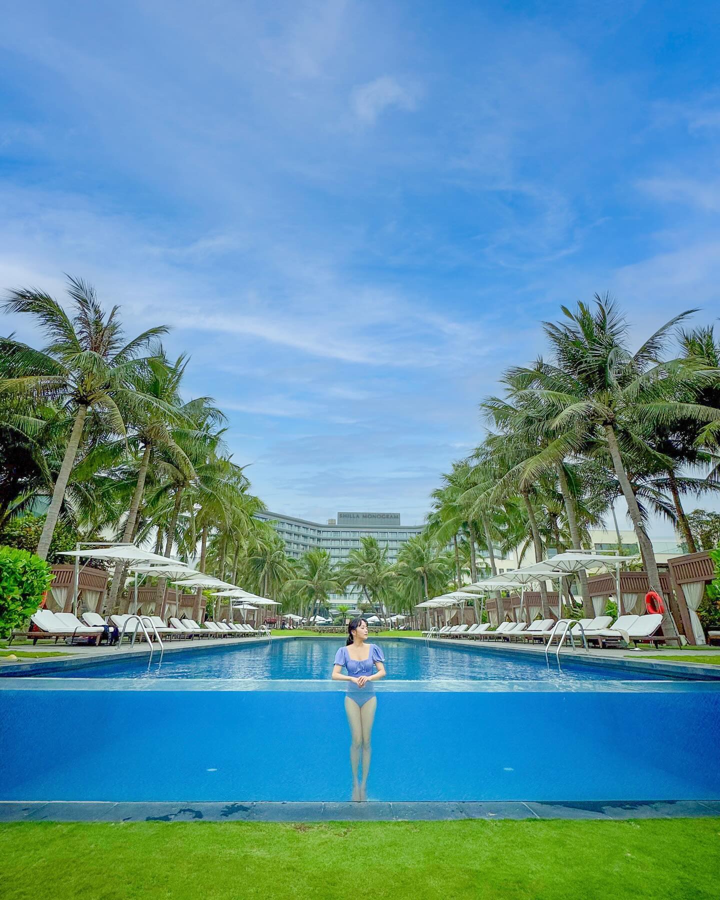 다낭에서 즐기는 신라호텔 🏝️
⠀
다낭에도 신라호텔이?
신라호텔의 서비스, 멋진 부대시설, 쾌적한 룸컨디션, 게다가 망고빙수까지 즐길 수 있는 #신라모노그램다낭 다녀왔어요!
⠀
신라호텔의 어퍼업스케일 5성급 브랜드 신라모노그램!
동남아 다니다보면 5성급인데 시설이나 서비스가 그렇지 않은 곳이 참 많았는데
여기는 우리가 생각하는 그 5성급 서비스와 시설 모두를 누릴 수 있었어요! 💙
⠀
▫️신라호텔의 자랑, 5성급 서비스
▫️넓고 쾌적한 객실, 자연주의 그로운 알케미스트 어메니티
▫️인어공주 인생샷 나오는 메인 수영장
▫️가족들과 선베드에서 놀기 좋은 서브 수영장
아니, 근데 이 수영장들이 전부 온수풀이라구!!!!
▫️다양한 온도, 컨셉을 즐길 수 있는 야외 자쿠지
▫️우리만의 넓은 프라이빗비치
▫️한국인이라면 못 참지! 뜨끈한 탕이 있는 사우나
▫️호텔 gym에 천국의 계단이? 야식하고 운동으로 빼자! 피트니스센터!
▫️쌀국수와 한식, 베트남식, 서양식 다 즐길 수 있는 조식 맛집
▫️셰프의 런치, 디너 세트를 맛볼 수 있는 다이닝M
▫️신라호텔하면 빠질 수 없는 망고빙수에 알고보니 코코넛 커피 맛집인 부분까지!
⠀
다낭 호텔 중 단연 1등이었던
신라모노그램다낭💙
⠀
다낭 여행 계획 중이라면,
신라모노그램다낭부터 얼른 예약 어떠세요 :D 😎

⠀
⠀
초대해주셔서 감사합니다 shillamonogram.danang 💙

#신라모노그램다낭 #신라모노그램 #다낭호텔 #다낭리조트 #다낭여행 #shillamonogram #shillamonogramquangnamdanang #danangresort #dananghotel #신라호텔 shillahotels 
⠀
⠀
⠀